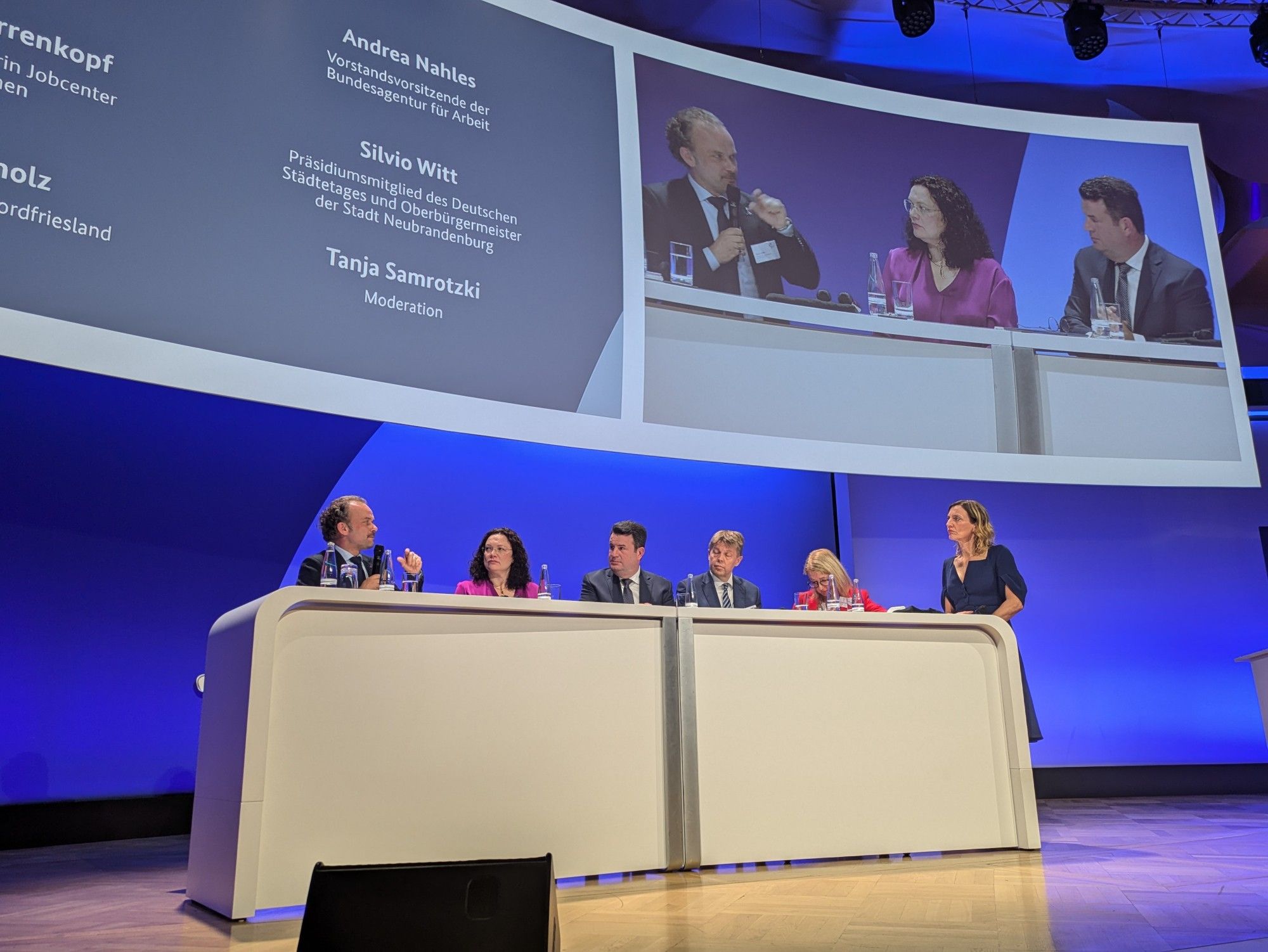 Silvio Witt (ganz links) in einer Podiumsdiskussion auf der Veranstaltung des Bundesministeriums für Arbeit und Soziales zum Tag der Jobcenter. Foto: Vier-Tore-Stadt Neubrandenburg