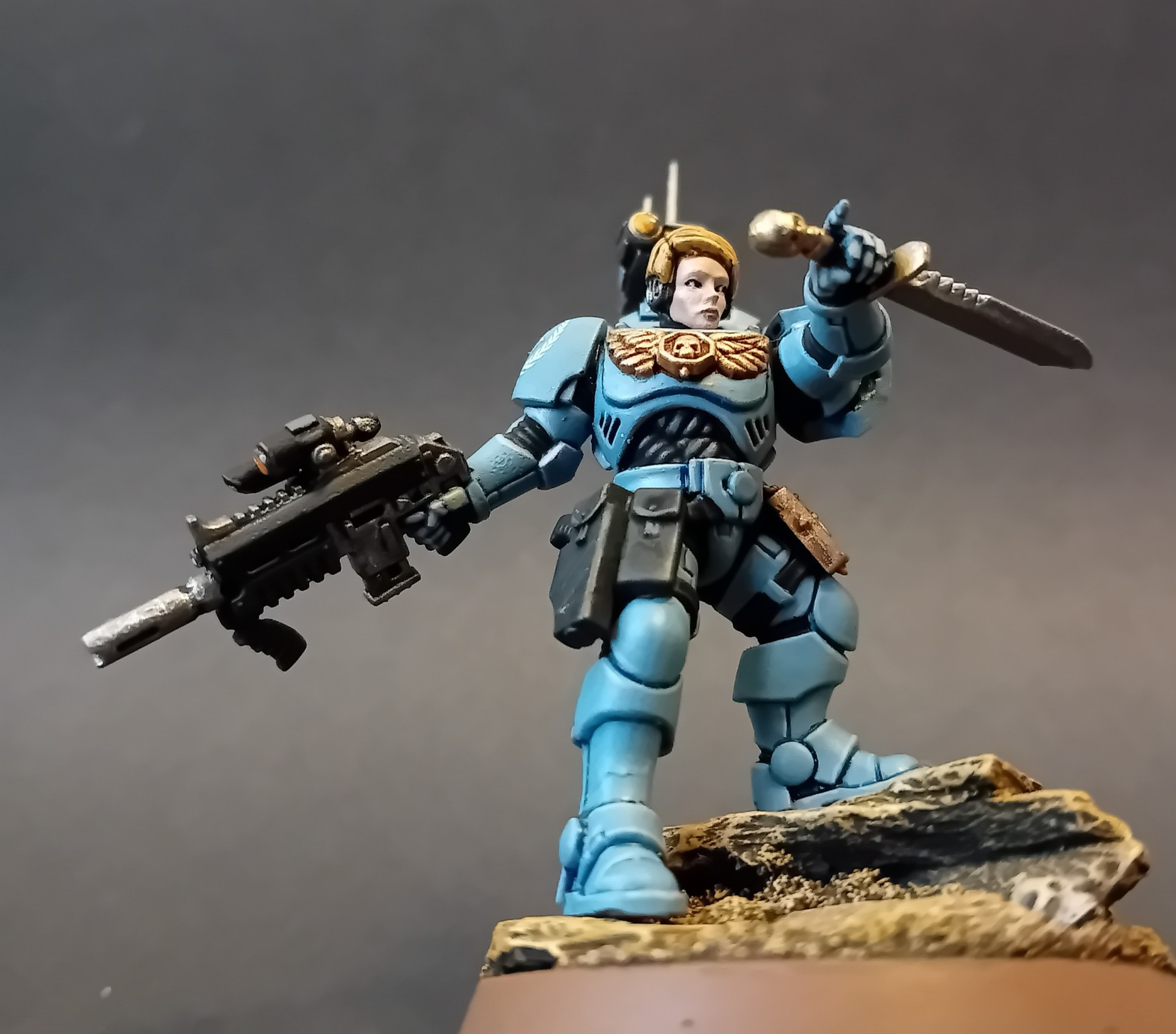 Female Space Marines, Azure Raptors Phobos Captain.
Dynamice view, front, from below.