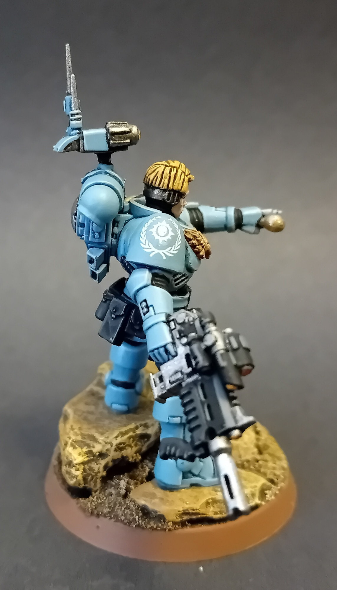 Female Space Marines, Azure Raptors Phobos Captain.
Right view showing her bolter and rank markings on her shoulder.