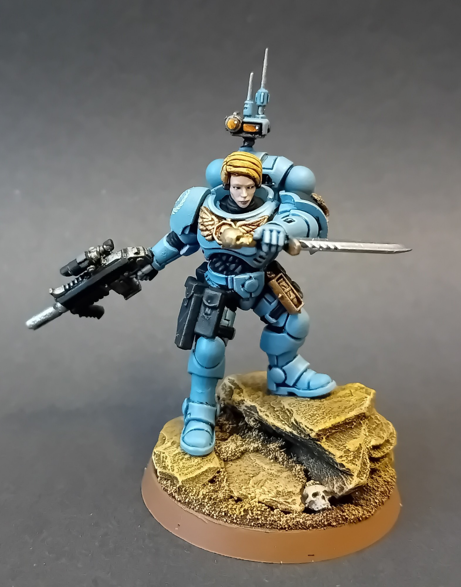 Female Space Marines, Azure Raptors Phobos Captain.

Front view. Pointing with her left hand, holding her knife, bolter in her right hand. Left foot on a large tactical rock.