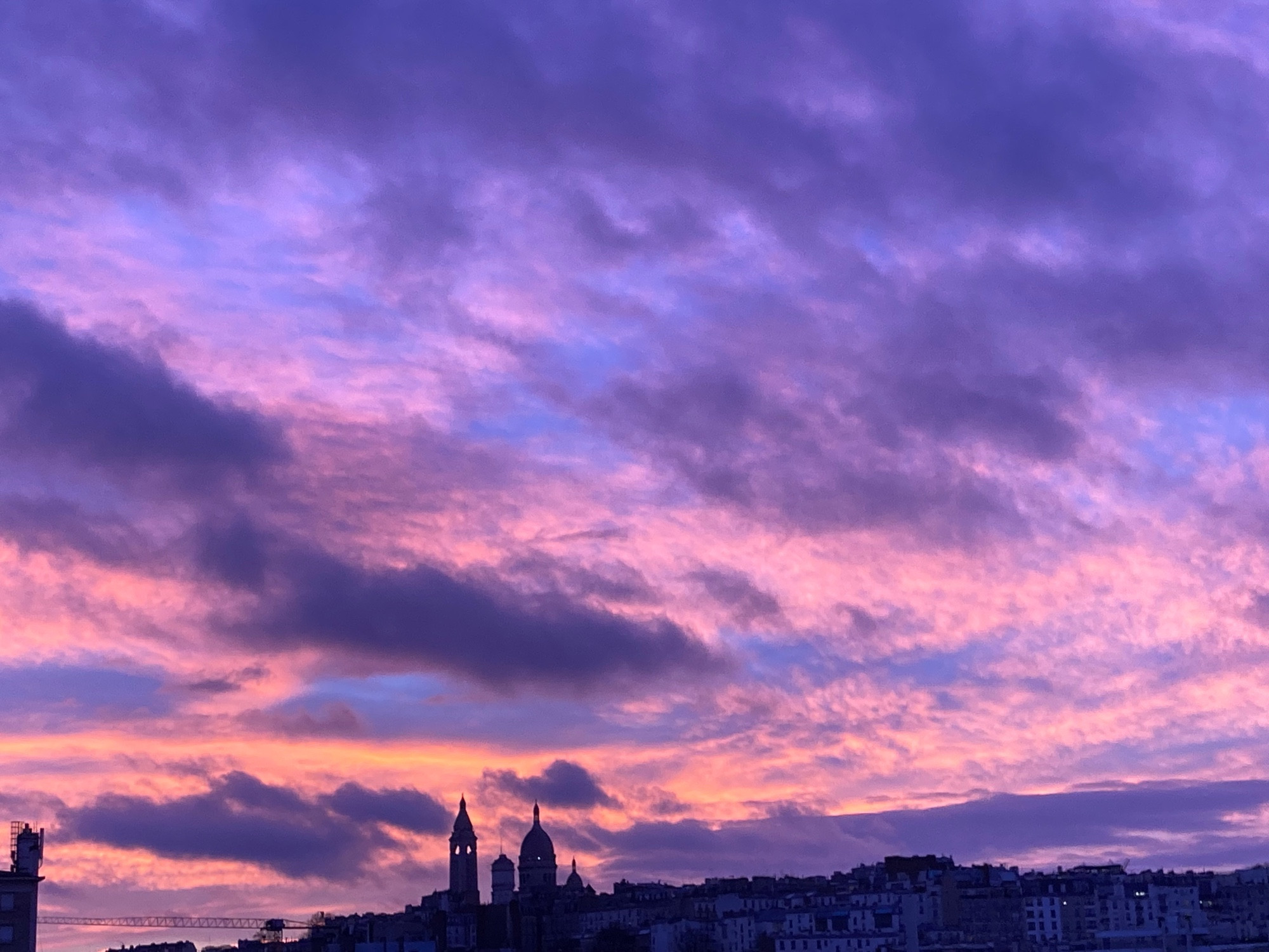 Nuages mauves, roses et violets au dessus du Sacre Coeur