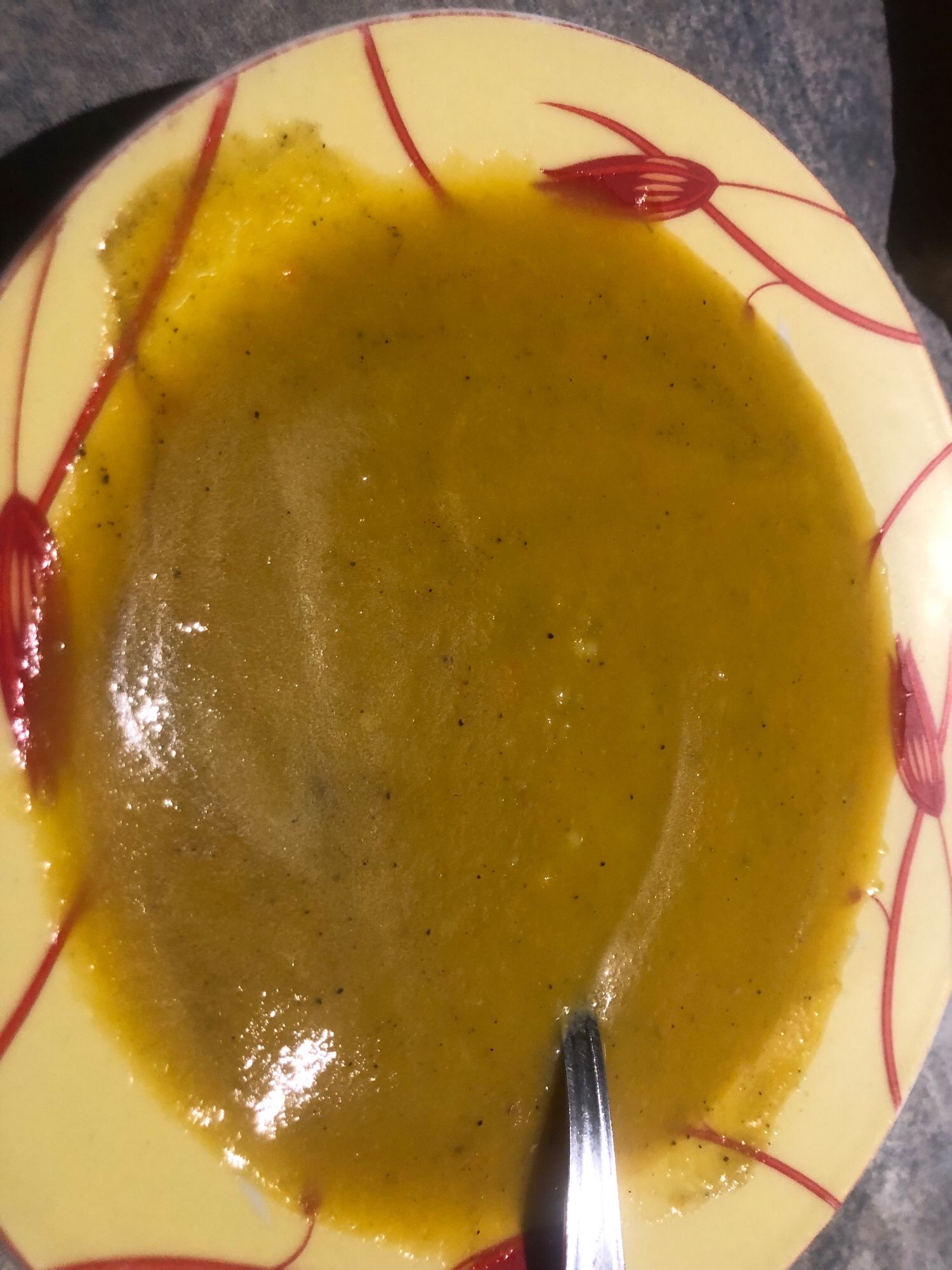 Assiette jaune, à l’intérieur: soupe de légumes