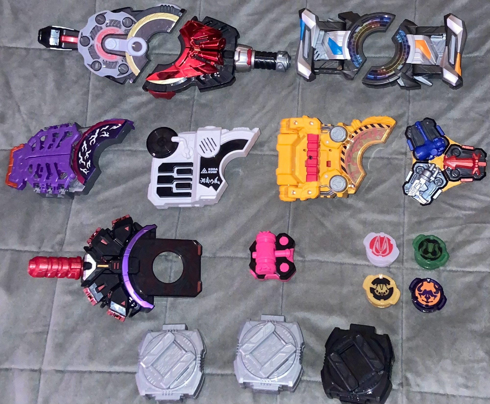 Various Raise Buckles and Core IDs from Kamen Rider Geats, along with 3 holders. (also note, the white Beat Buckle is the OP BGM version released alongside the single album for TRUST•LAST)