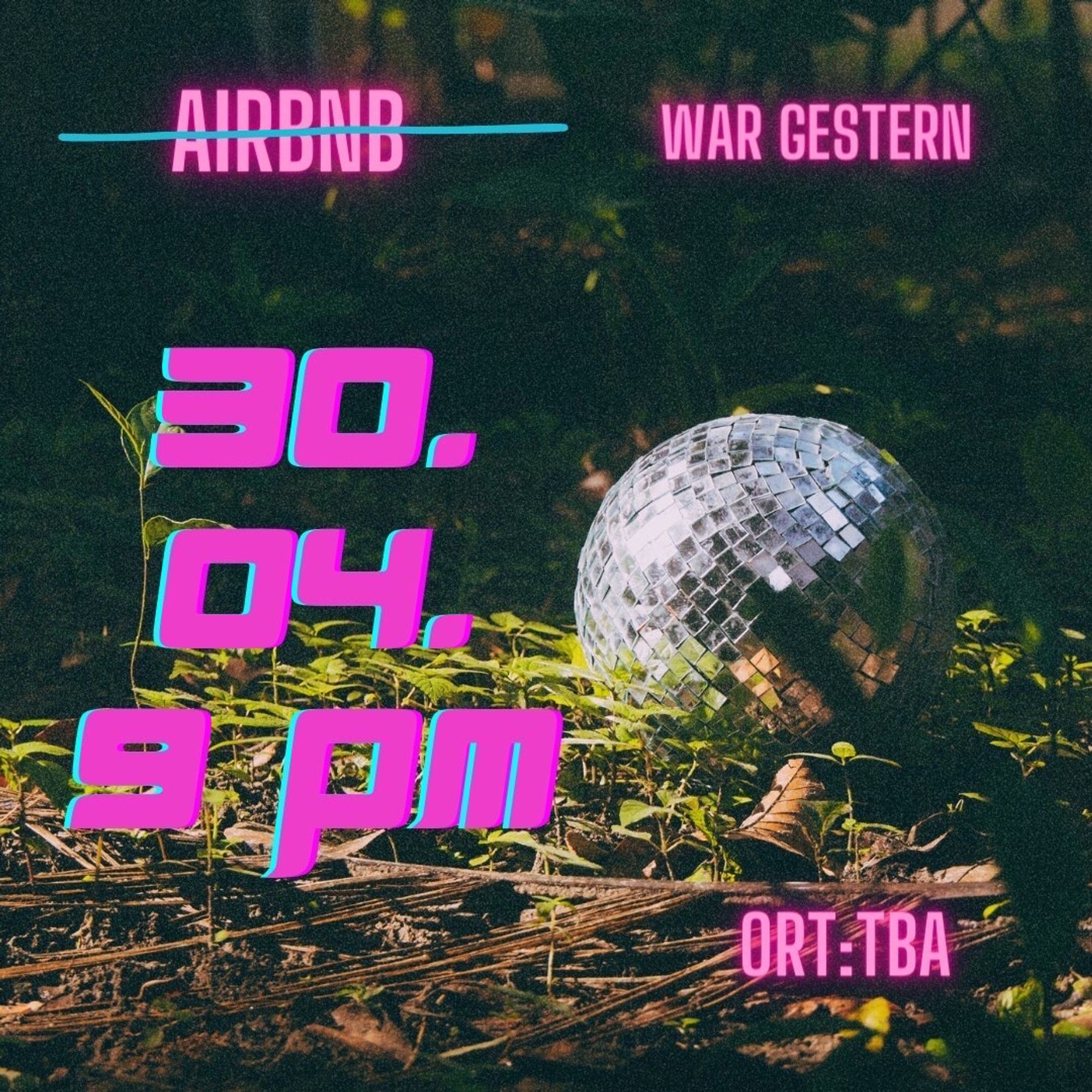 Einladung zu einer Party. Hintergrundbild eine Discokugel auf einem Waldboden. Überschrift: AirBnB durchgestrichen und daneben war gestern. Datum gros in der Mitte: 30.04. 9 pm Ort unten recht mit tba angegeben.