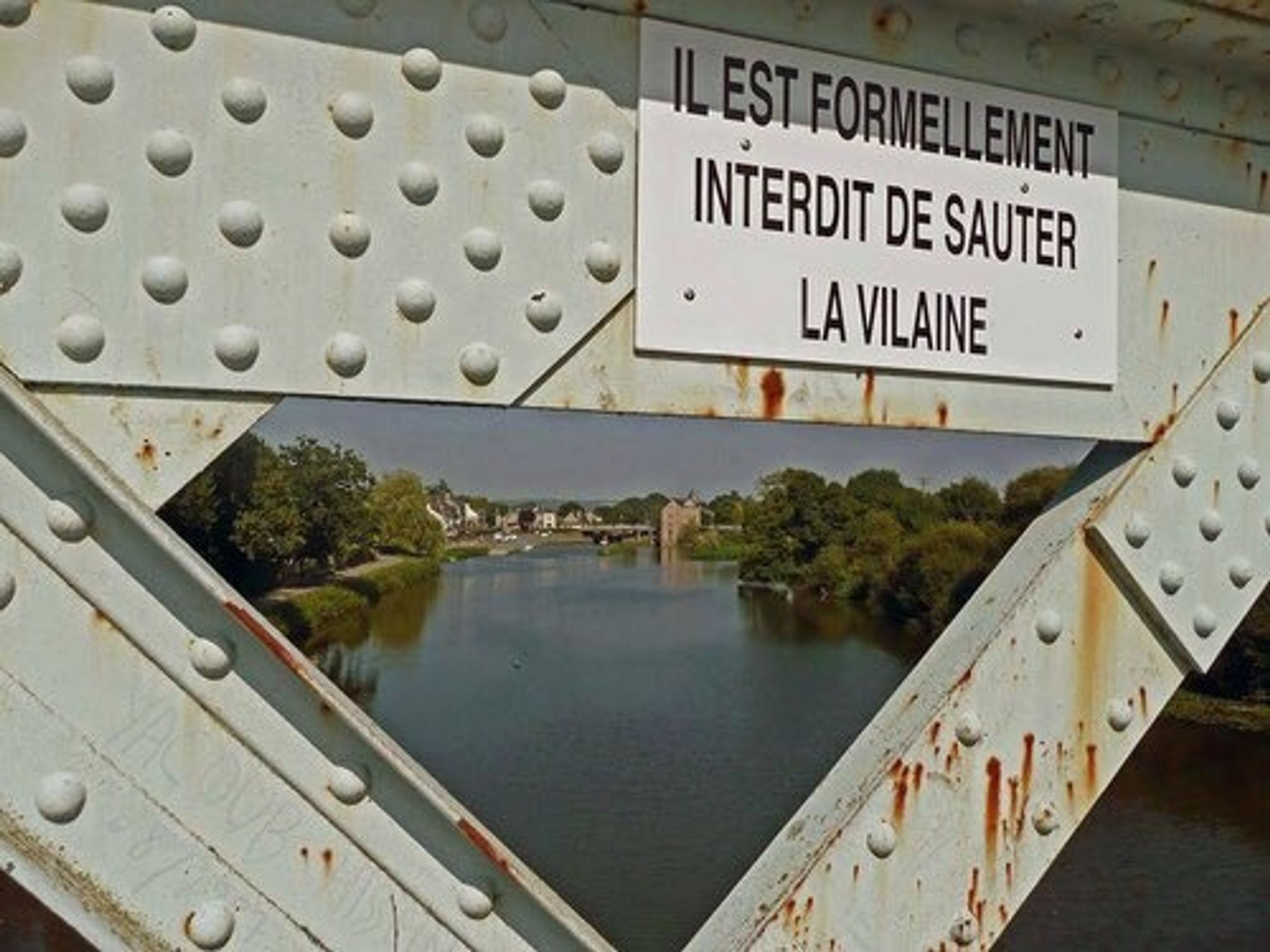 photo prise sur un pont de métal et on voit la rivière en fond. panneau "il est formellement interdit de sauter la vilaine"