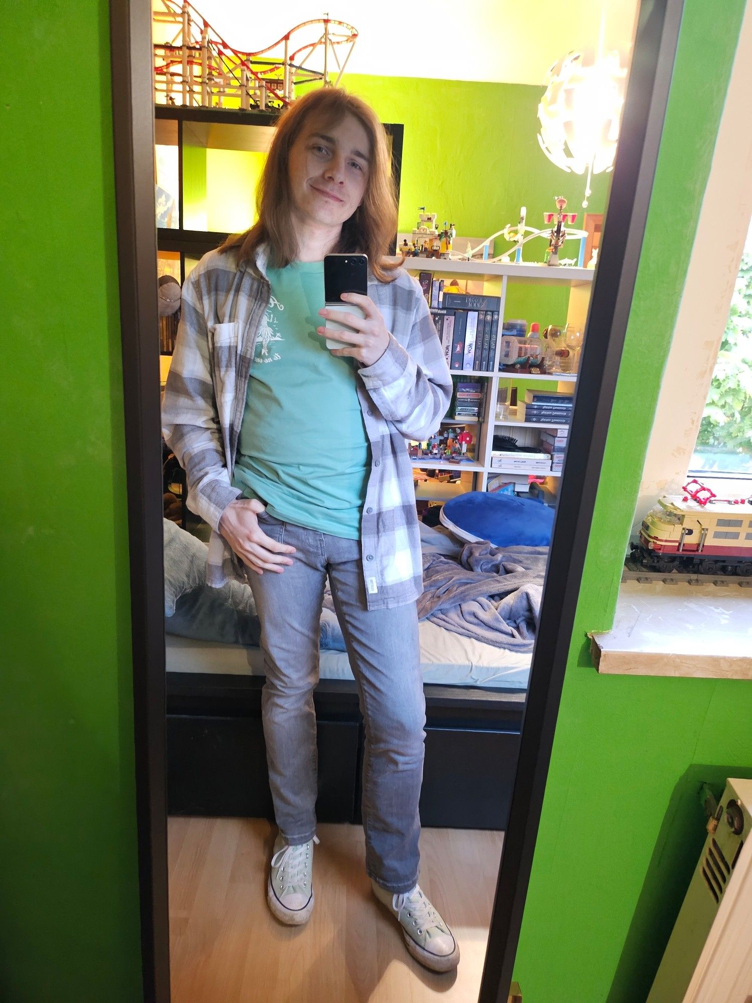 Spiegelselfie 
Grüne Chucks, grünes Shirt, Graue Hose und Flanell.