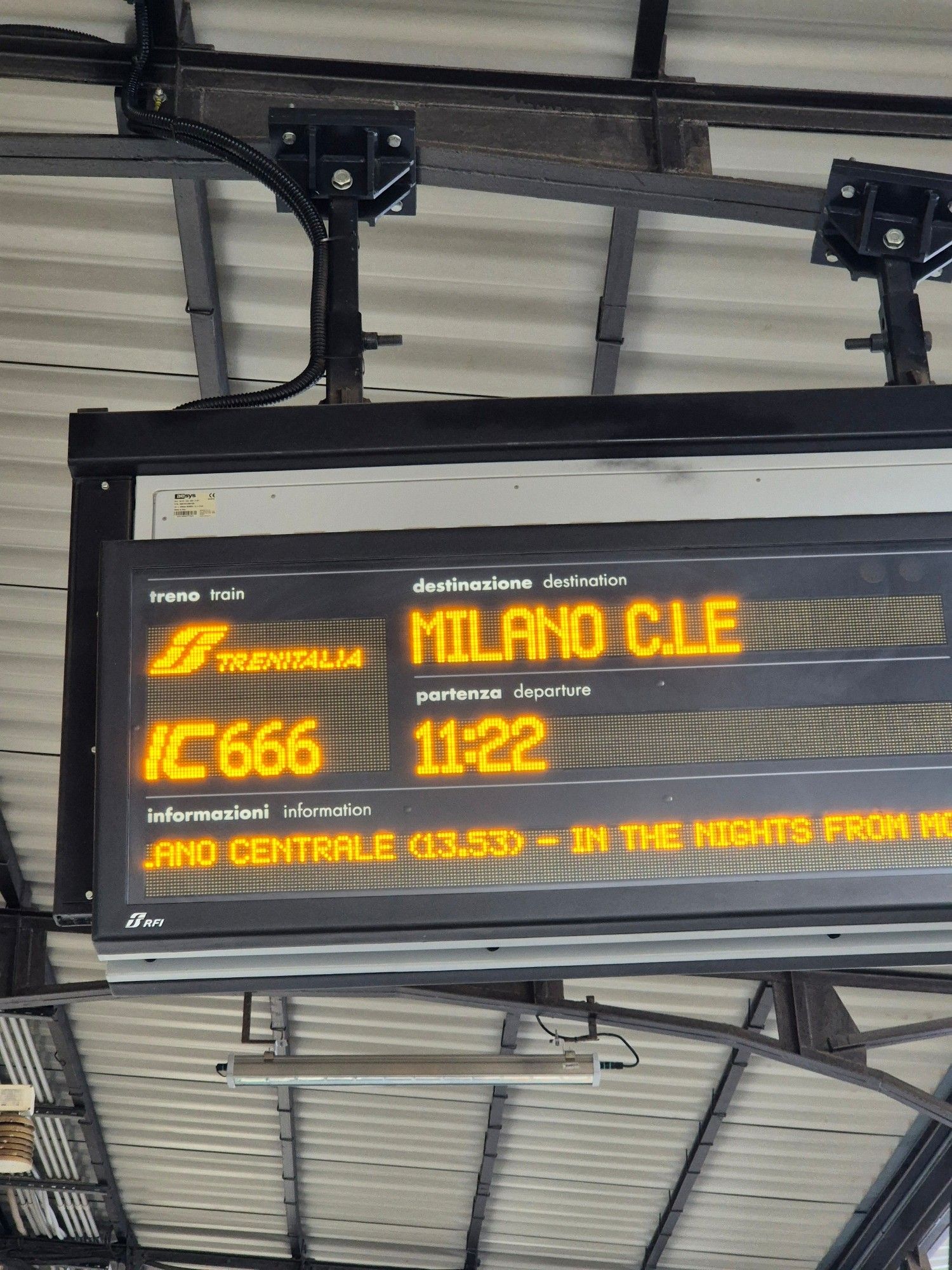 Anzeige am Bahnhof mit der Zugnummer 666