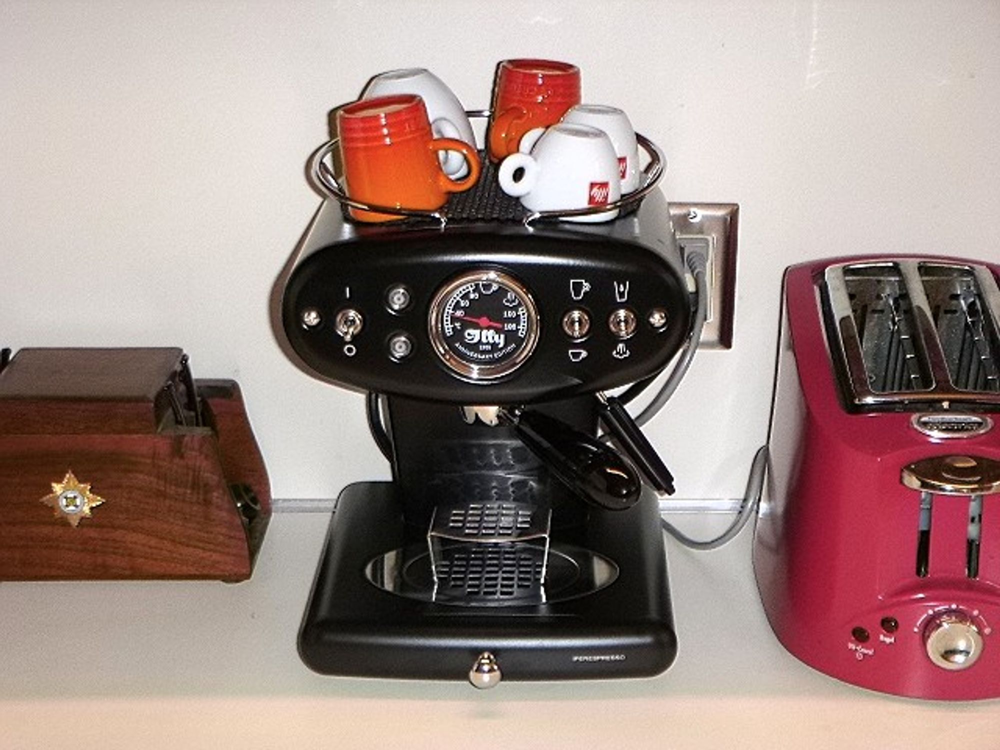 An Illy X1 espresso machine.