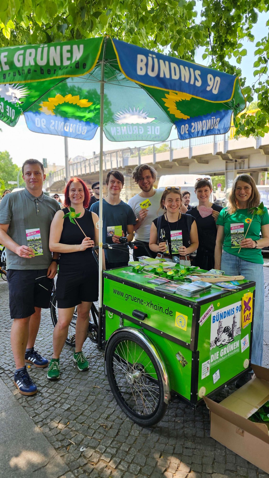 Ein Gruppenbild vor einem lastenrad