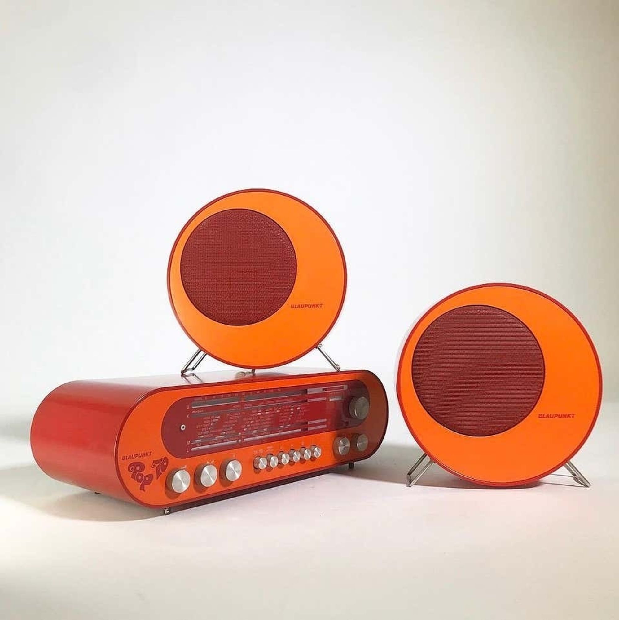 Hans Vagt and Peter Bannert, Radio set "Pop 70", 1969. Wood, plastic, metal, manufactured by: Blaupunkt, Hildesheim, Germany (1969-1976)

rounded orange and brown radio with round speakers