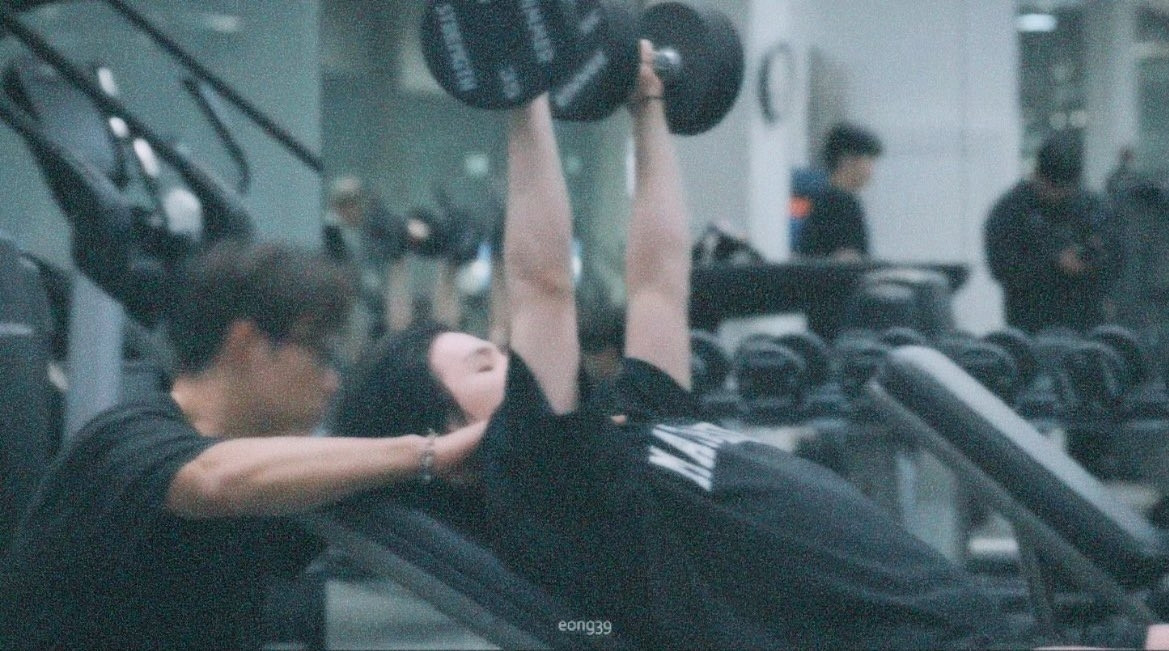 Yoongi lifting weights