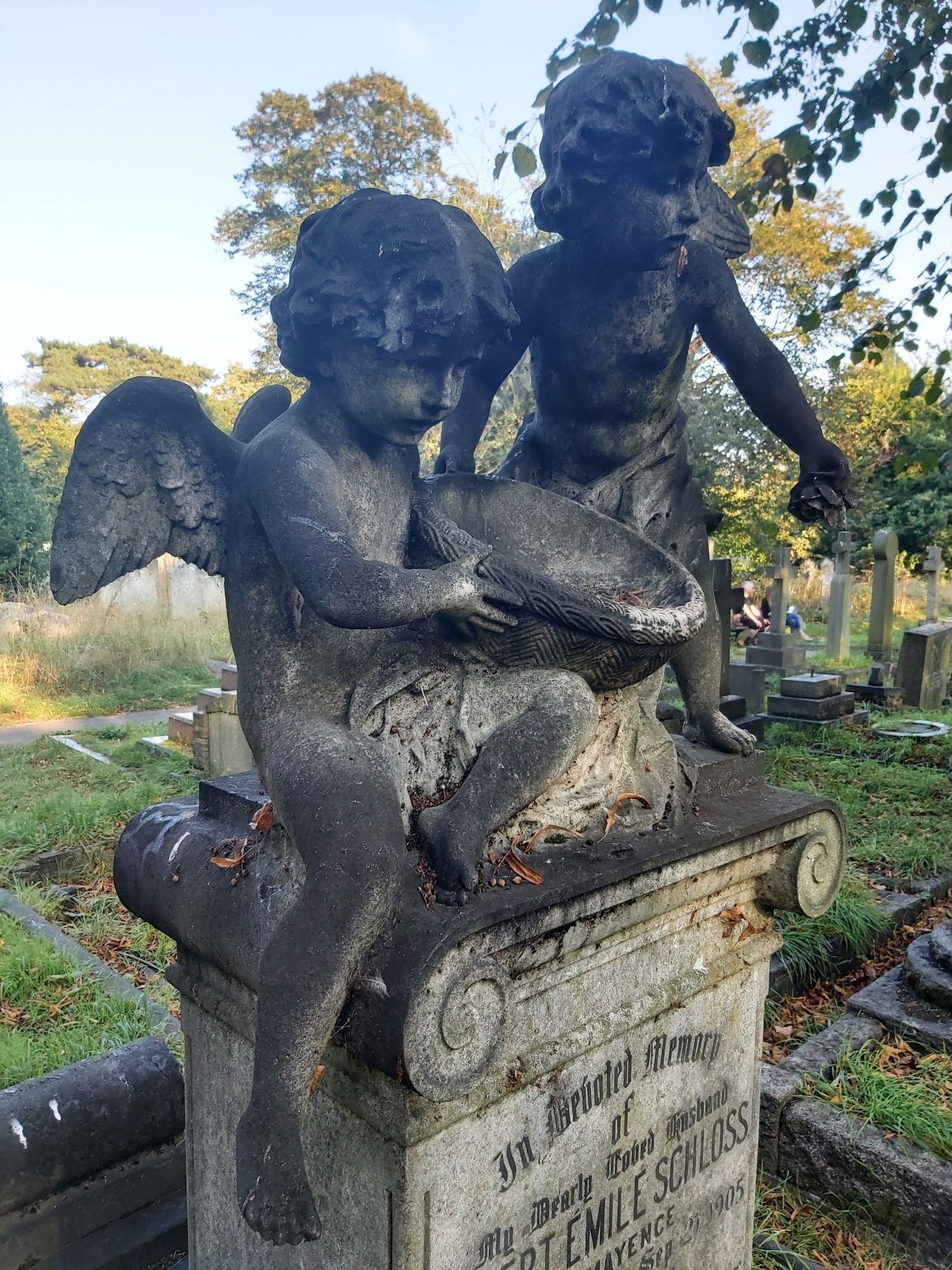 2 Cherubs on a grave stone.