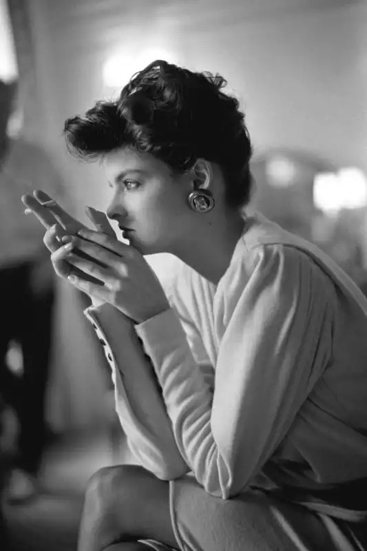 Linda Evangelista, smoking ennui-style. 