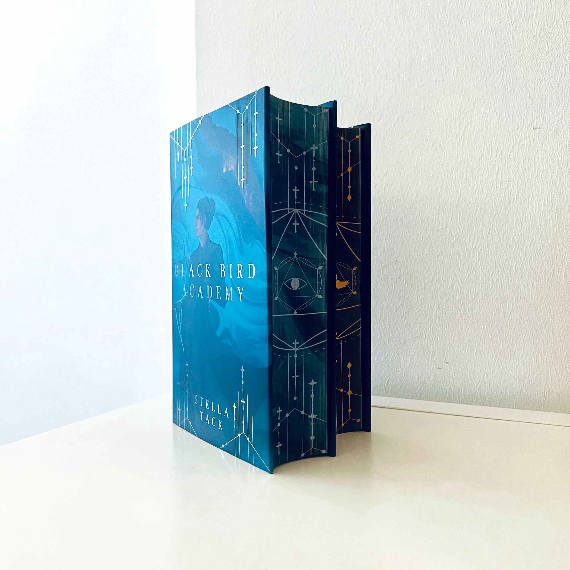 Die Hardcover-Sonderausgaben der ersten beiden Black-Bird-Bände (Chest of Fandom) ebenfalls auf weiß Hintergrund. Die Covers sind schwarz bzw. petrolblau, figürliche Darstellungen der Helden schmücken sie; die beiden Farbschnitte zeigen ebenfalls okkulte Ornamente.