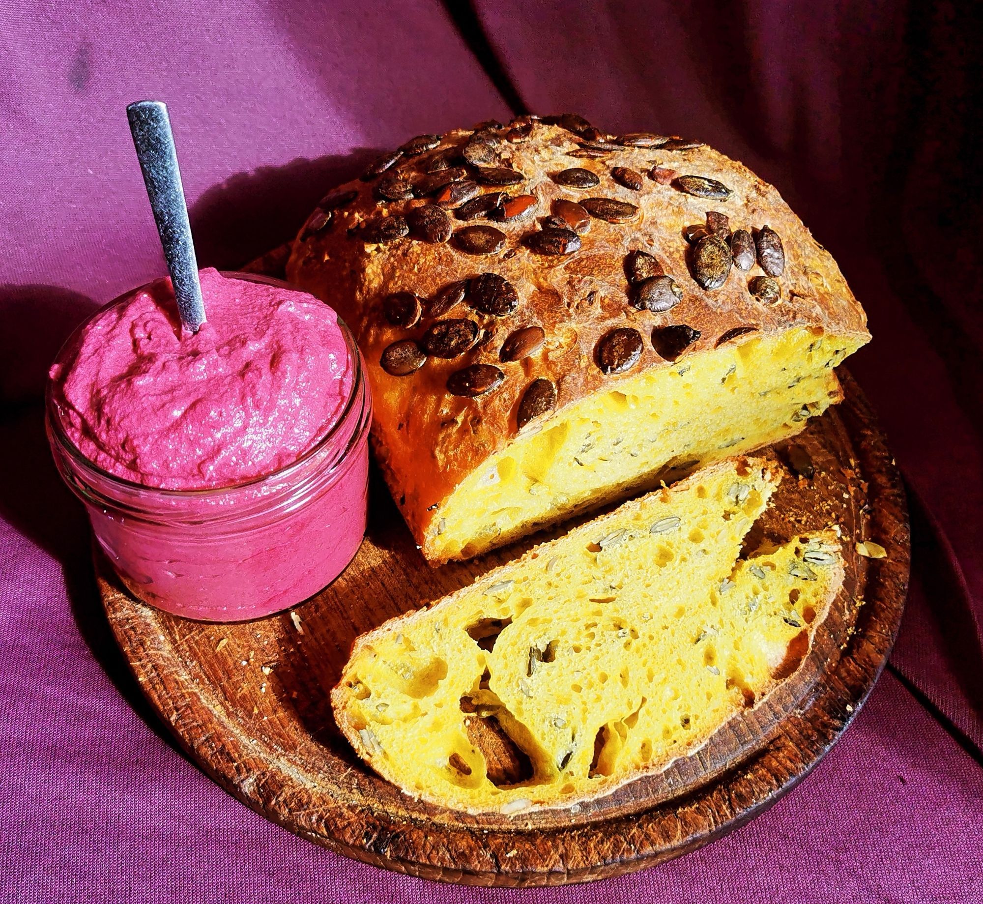 Brot und Aufstrich in einem Glas auf Holzbrett.