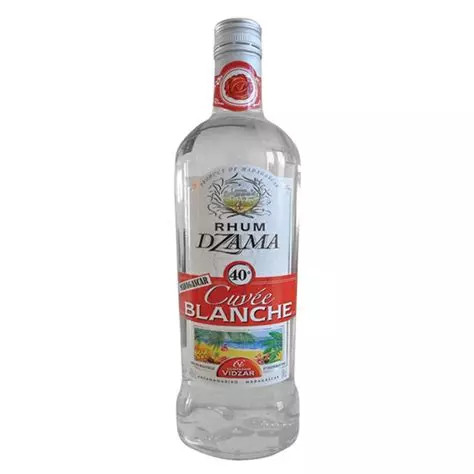 Bouteille de rhum Dzama.. cuvée blanche.. vraiment.. c'est un des plus bel alcool auquel j'ai eu la chance de goûter.. incoryable)