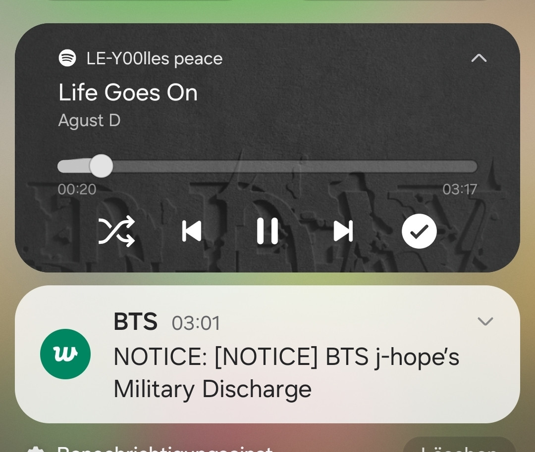 Phone screen. Zusehen das Spotifiy Pop-Up, gespielt wird Life Goes On von Agust D.
Darunter eine Weverse Notification von BTS: "Notice: BTS j-hope military discharge."