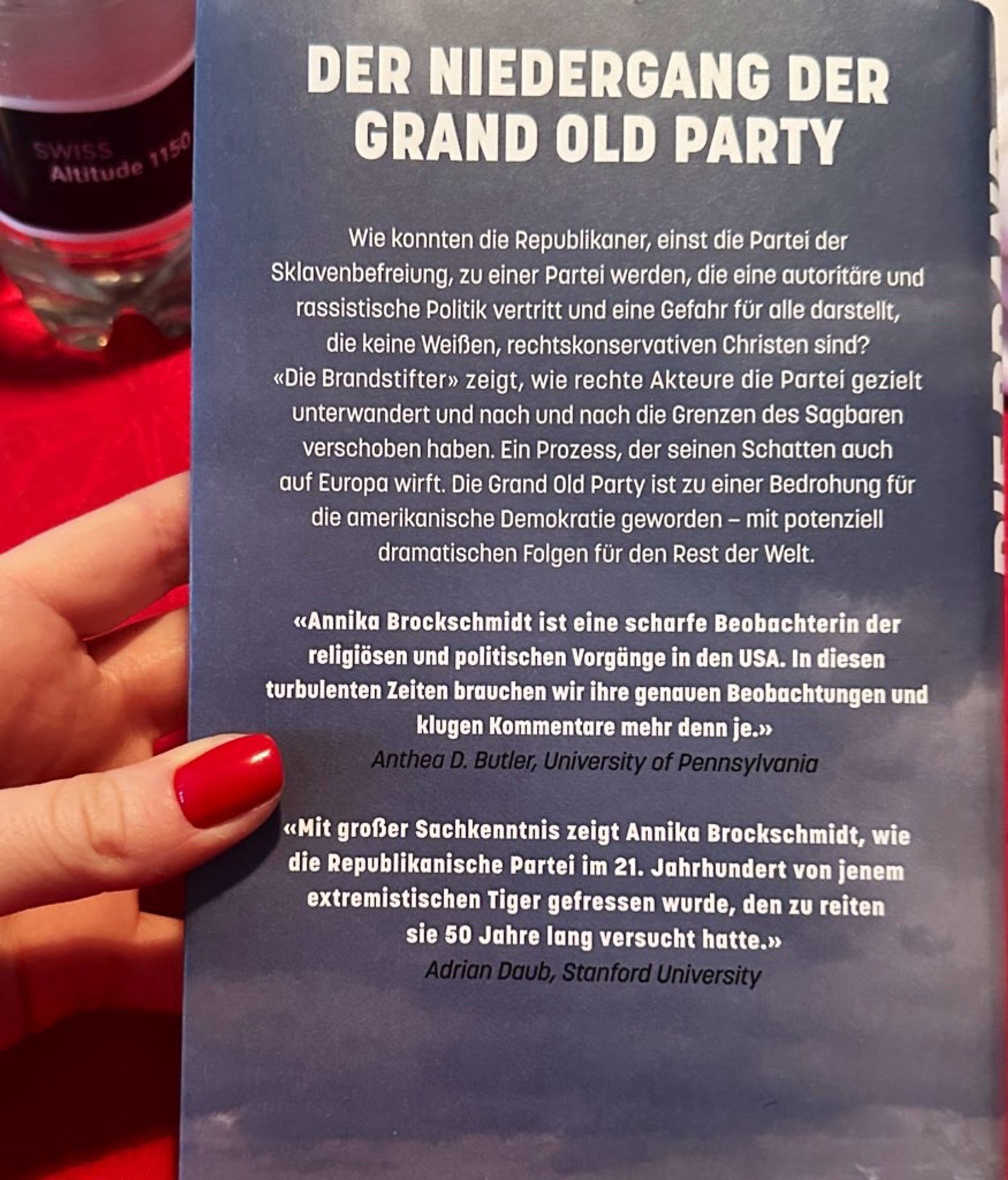 DER NIEDERGANG DER GRAND OLD PARTY
Wie konnten die Republikaner, einst die Partei der Sklavenbefreiung, zu einer Partei werden, die eine autoritäre und rassistische Politik vertritt und eine Gefahr für alle darstellt, die keine Weißen, rechtskonservativen Christen sind?
«Die Brandstifter» zeigt, wie rechte Akteure die Partei gezielt unterwandert und nach und nach die Grenzen des Sagbaren verschoben haben. Ein Prozess, der seinen Schatten auch auf Europa wirft. Die Grand Old Party ist zu einer Bedrohung für die amerikanische Demokratie geworden - mit potenziell dramatischen Folgen für den Rest der Welt.
«Mit großer Sachkenntnis zeigt Annika Brockschmidt, wie die Republikanische Partei im 21. Jahrhundert von jenem extremistischen Tiger gefressen wurde, den zu reiten sie 50 Jahre lang versucht hatte.»
Adrian Daub, Stanford University