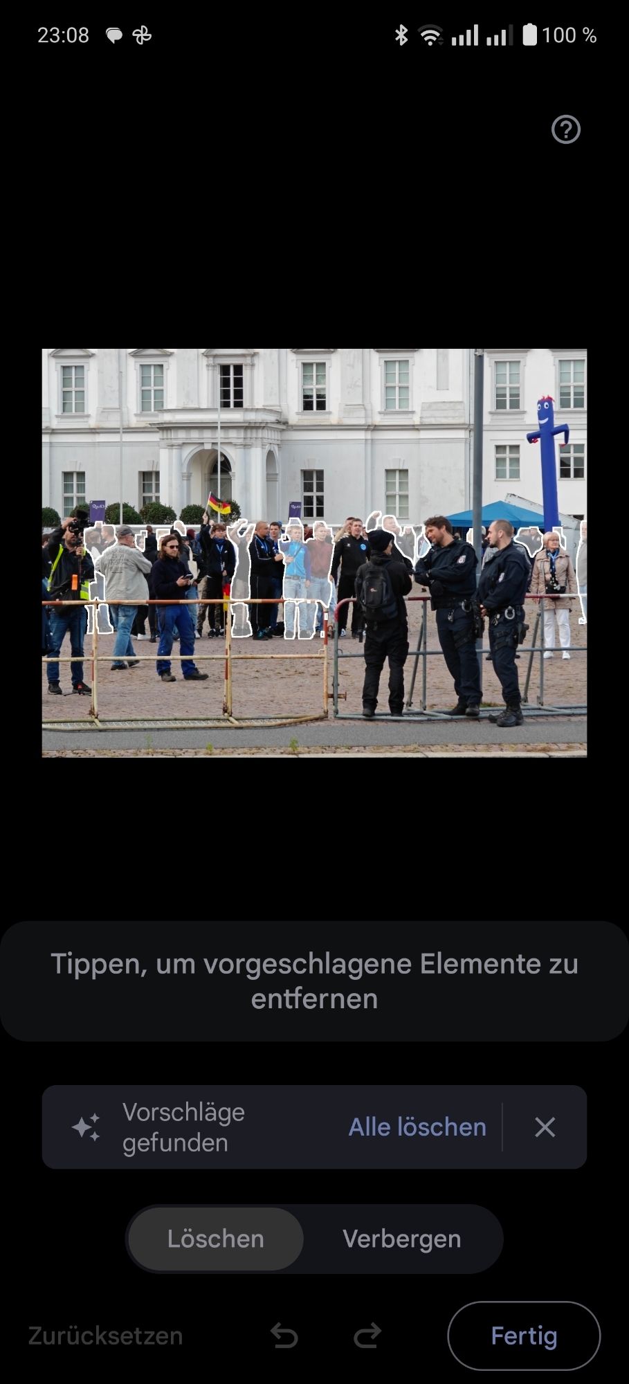 Nazis stehen vor dem Oranienburger Schloss. Der magische Radierer von Google Fotos will nur ein paar entfernen.