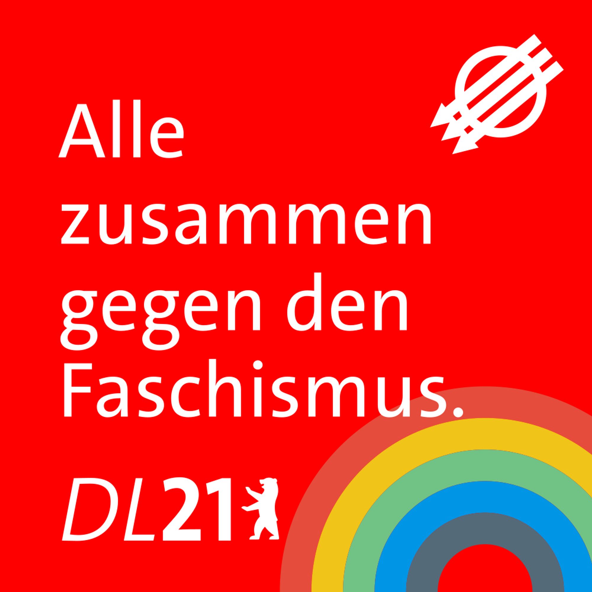 Textkachel der DL 21 Berlin mit Logo der eisernen Front und einem Regenbogen, weiße Schrift auf rotem Grund: Alle Zusammen gegen den Faschismus.