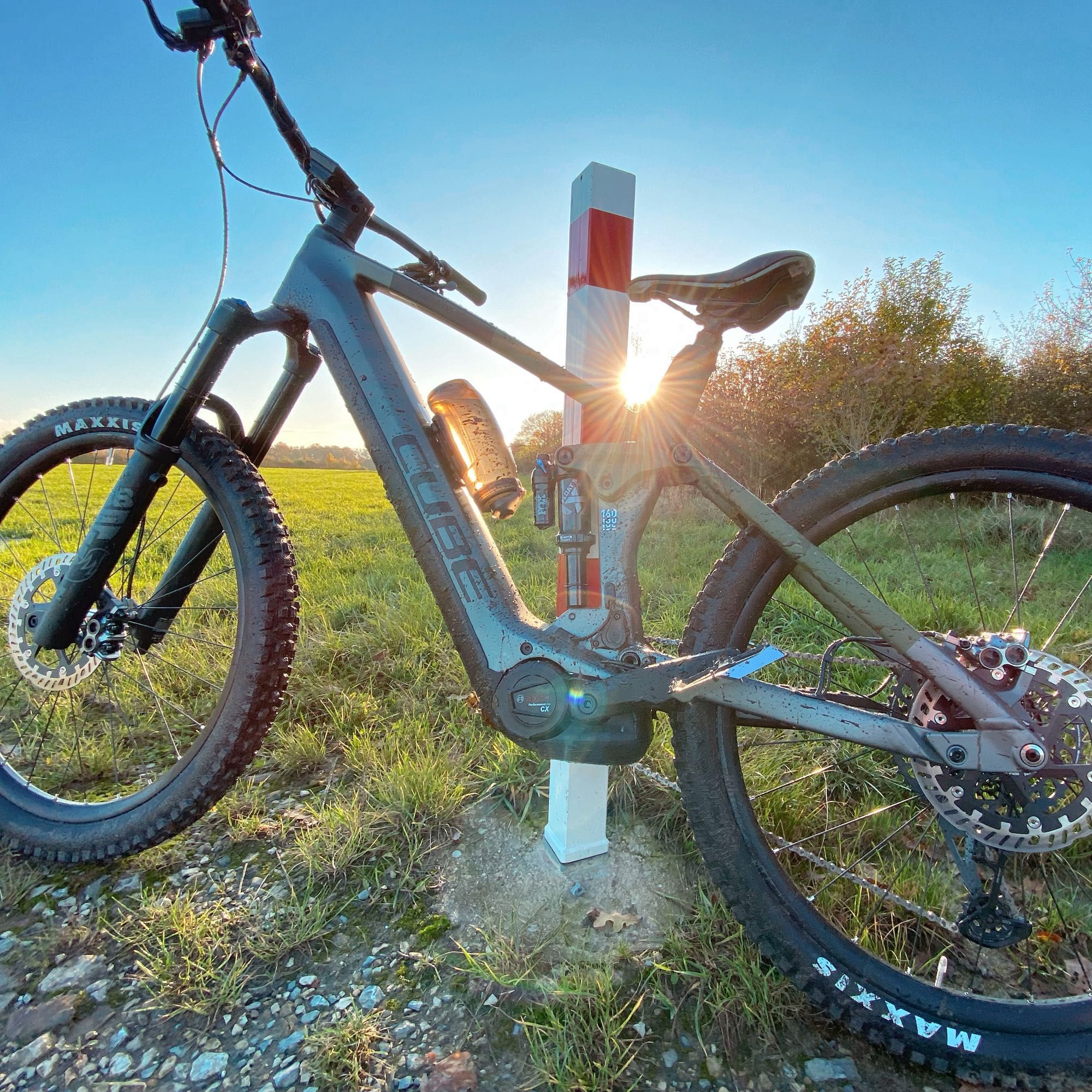 Cube Bike lehnt an einem Poller. Der Getränkehalter ist falsch rum montiert.