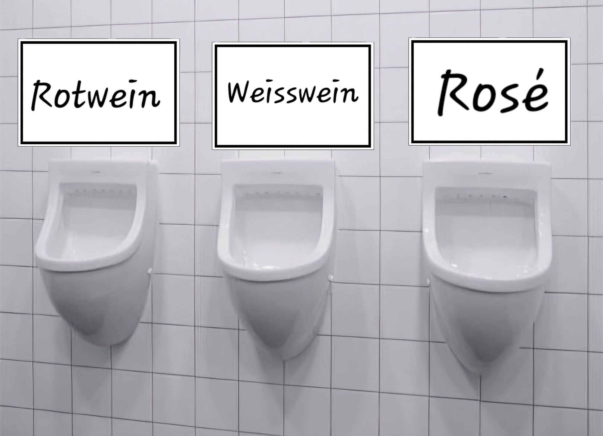 Drei Pissoir. Über jedem hängt ein Schild mit Beschriftung Rotwein, Weißwein und Rosé