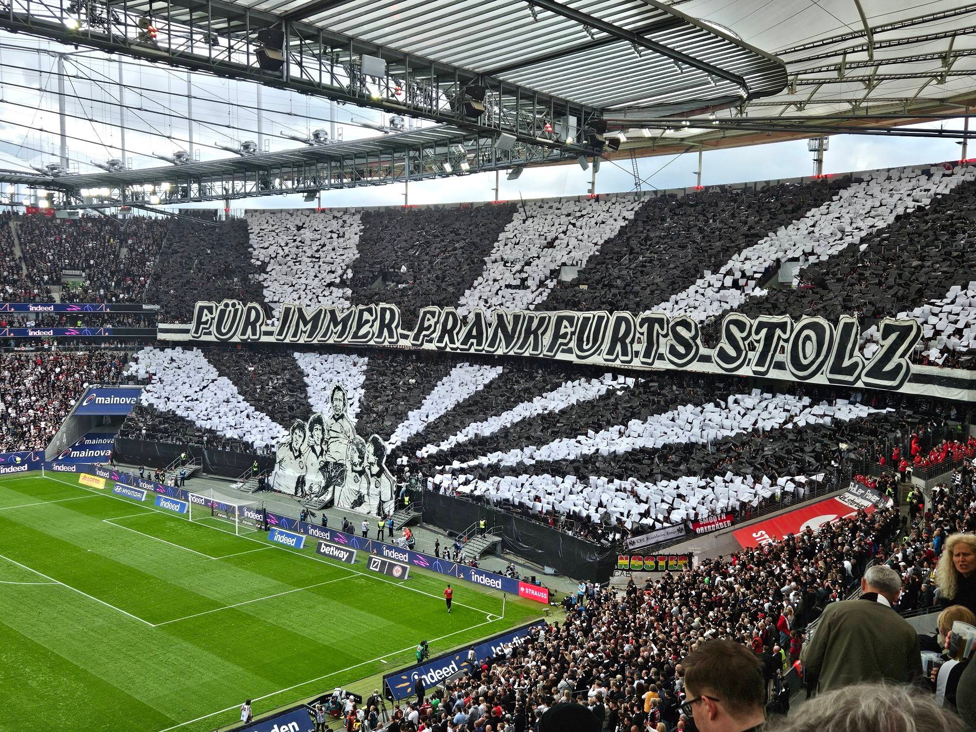 Nordwestkurve Choreo
Schwarz Weisse Schilder, Banner Für immer Frankfurts Stolz