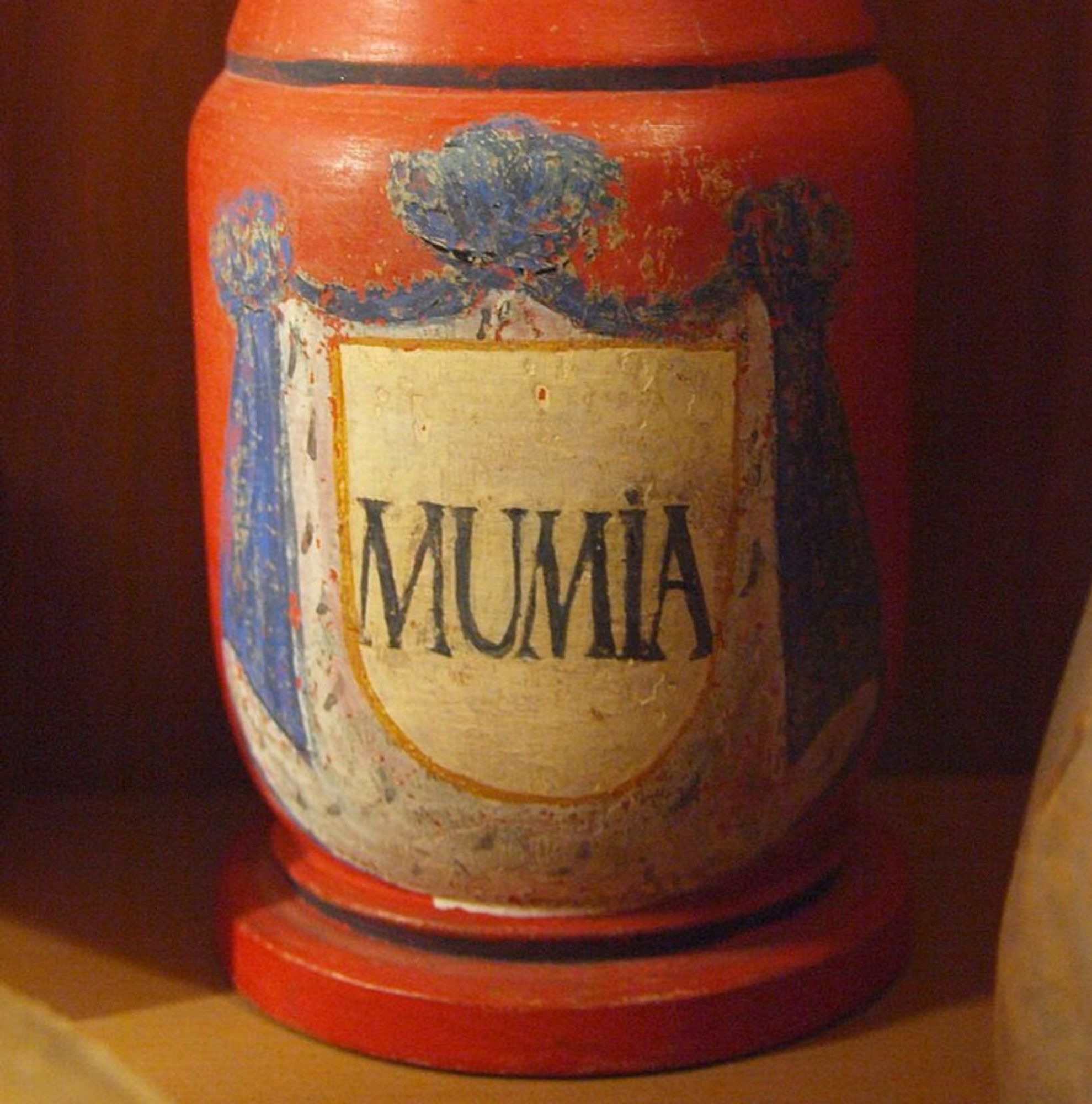 Vaso de boticário do séculos XVIII onde guardavam tinta de múmia. É um vaso muito semelhante a um filtro de barro com a inscrição “múmia” bem grande.