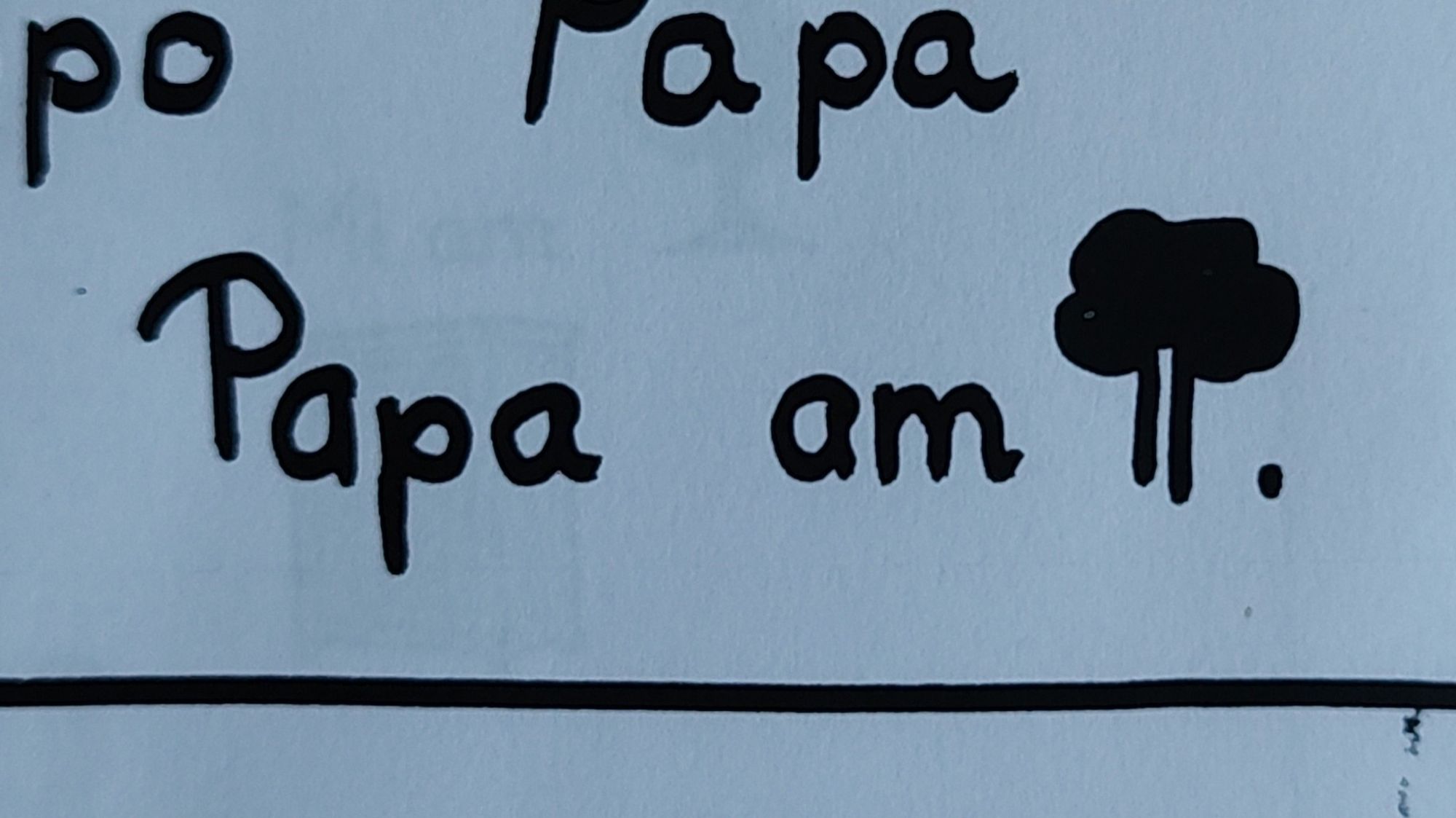 Schreibschrift in schwarz: "Papa am (gezeichneter Baum)"