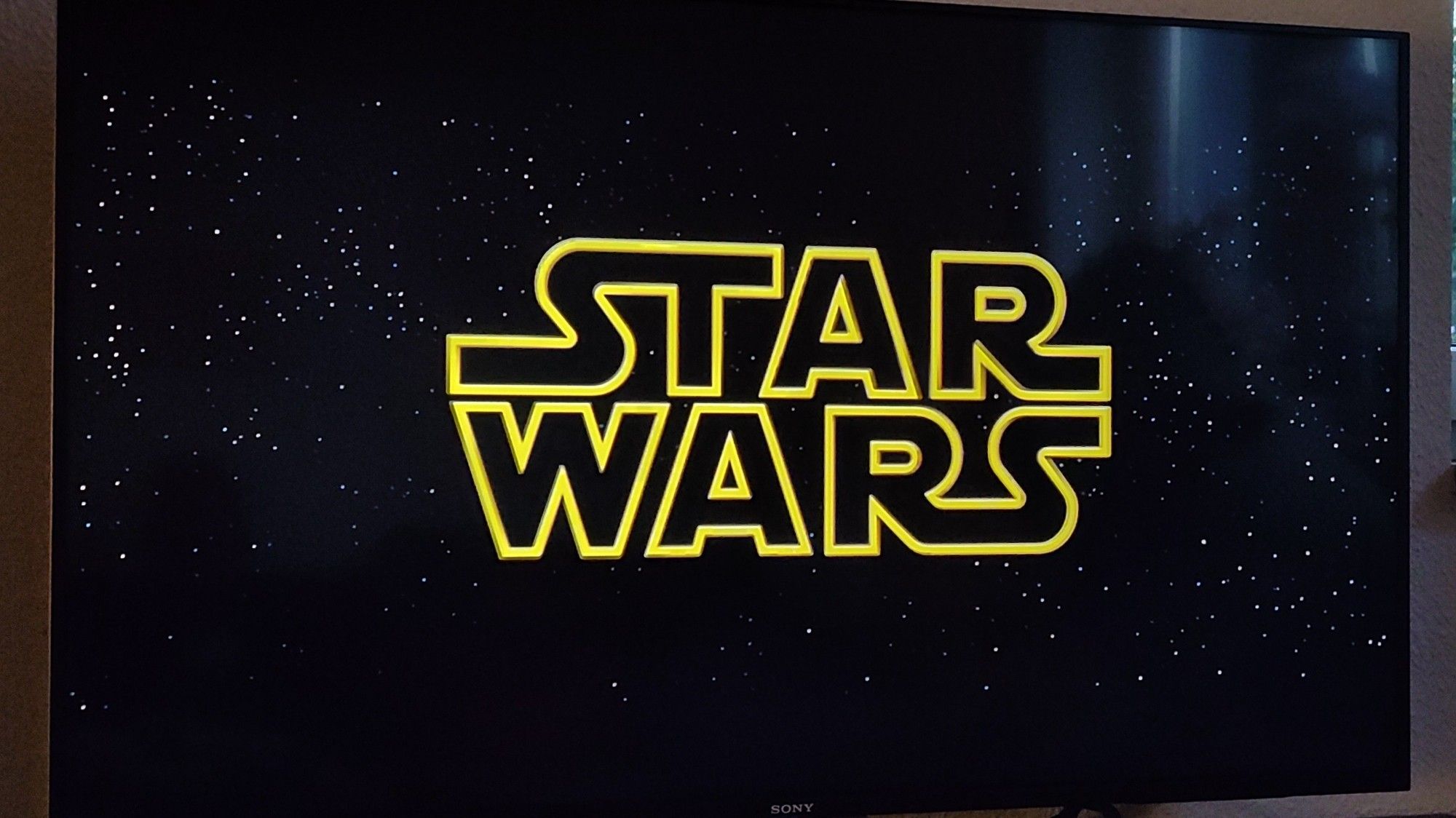 Ein Fernseher mit Star Wars Logo.