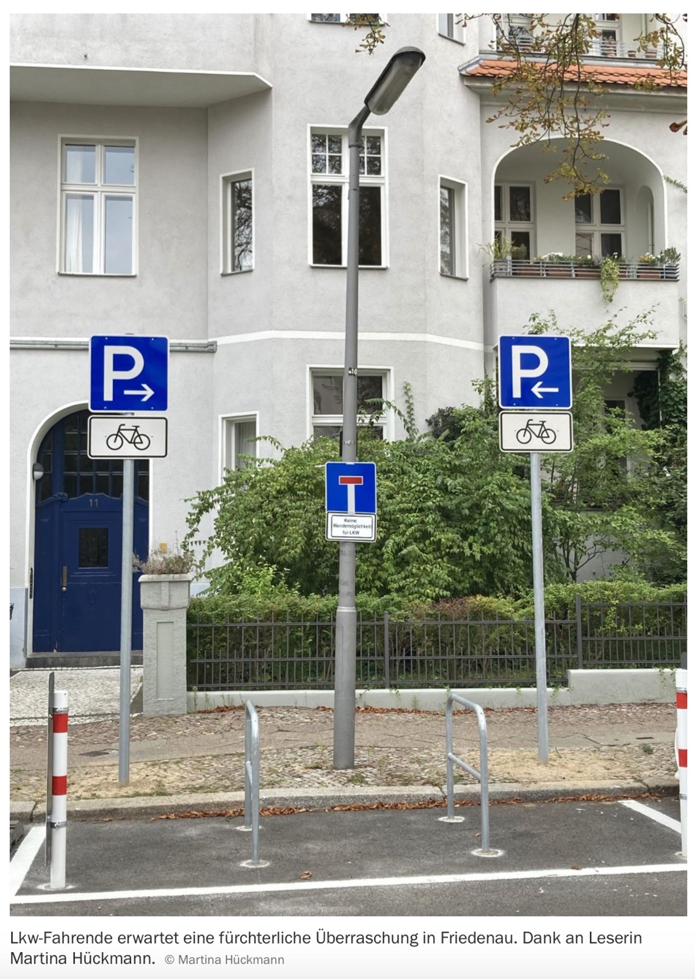 Absurde Beschilderung von Fahrradparkplätzen