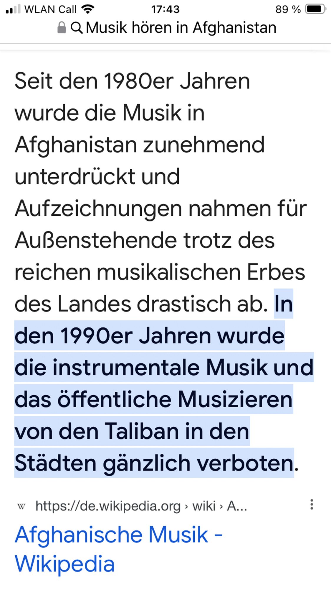 Screenshot Wikipedia Text: 

Seit den 1980er Jahren wurde die Musik in Afghanistan zunehmend unterdrückt und Aufzeichnungen nahmen für Außenstehende trotz des reichen musikalischen Erbes des Landes drastisch ab.
Blau markierter Text:

In den 1990er Jahren wurde die instrumentale Musik und das öffentliche Musizieren von den Taliban in den Städten gänzlich verboten.