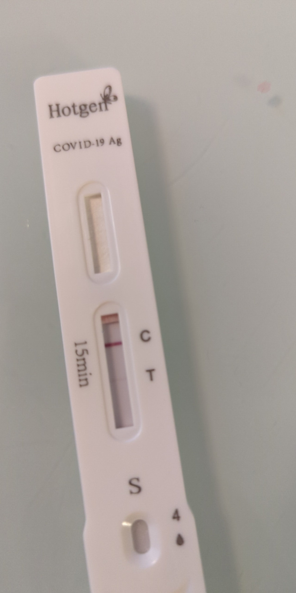 Positiver COVID Test. Sehr leichter Teststreifen zu erkennen.