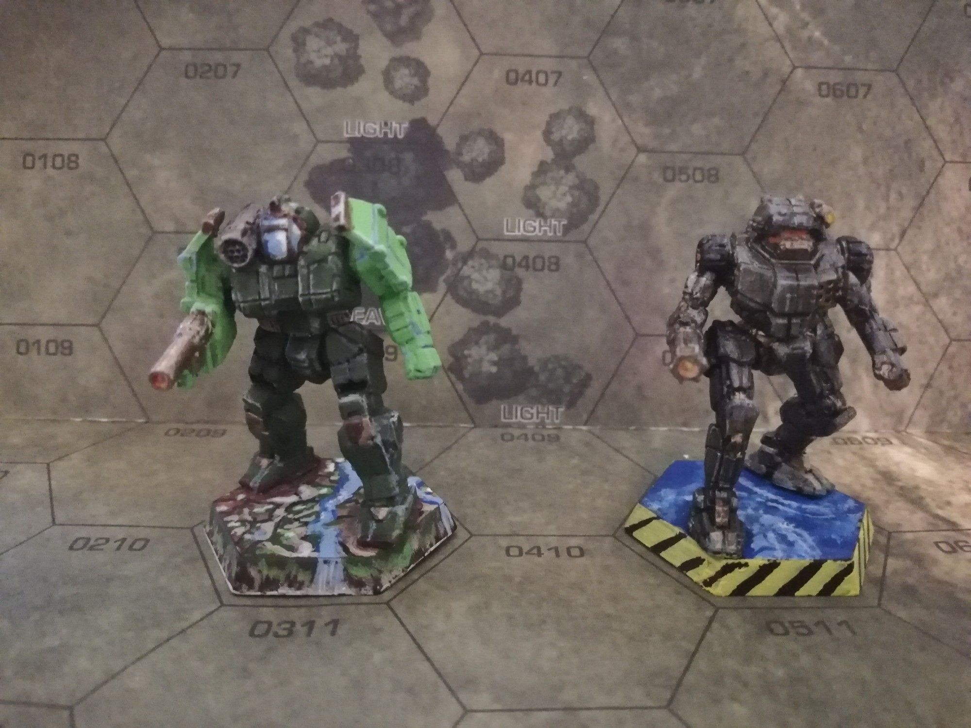 Las dos mechs de la caja de inicio de Battletech pintados.