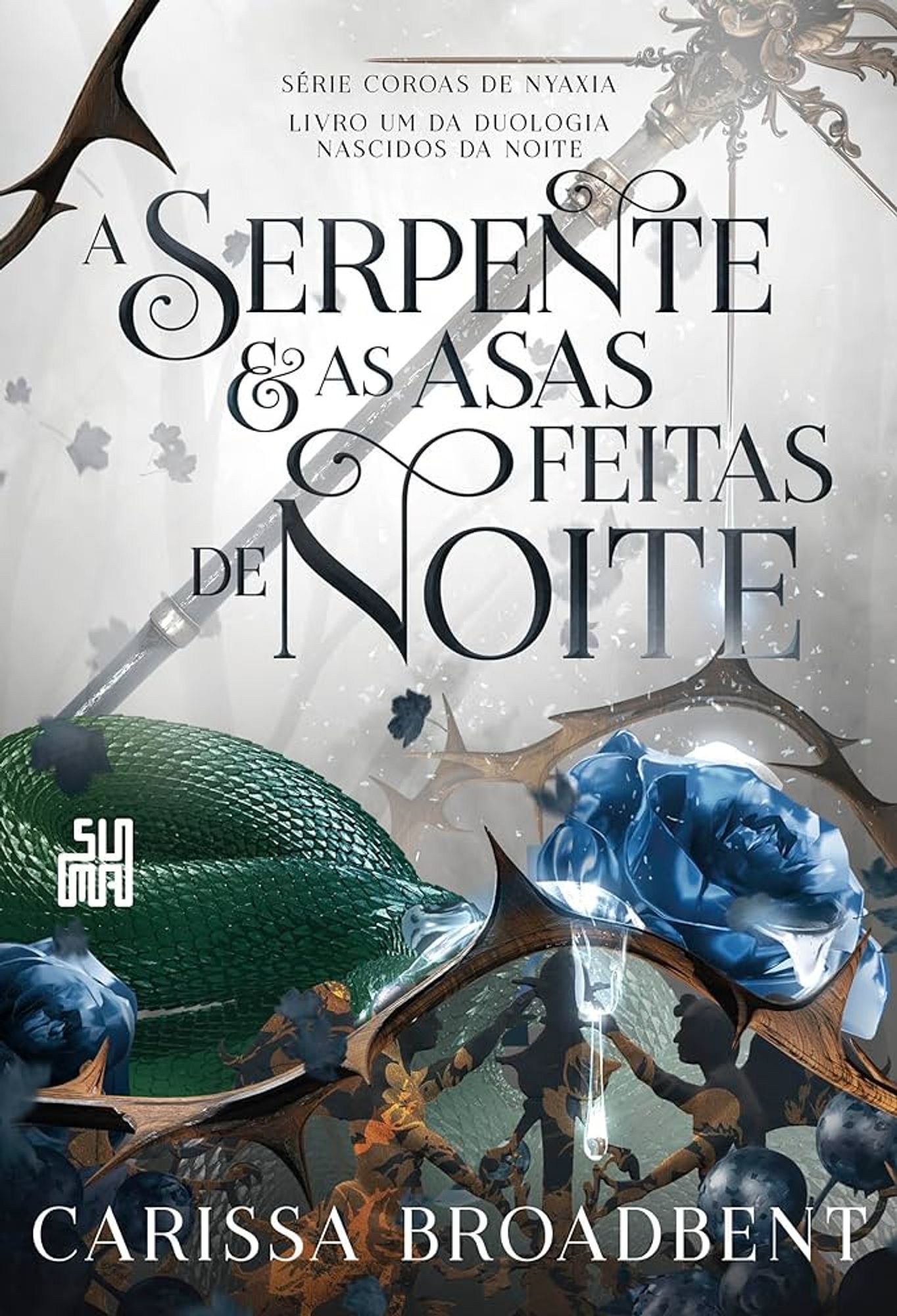 Capa de A Serpente e as Asas feitas de noite, de Carissa Broadbent. A capa é predominantemente cinza, com um padrão de galhos com espinhos ao redor dela, com uma rosa azul. Honestamente não sei descrever mais do que isso porque tem tanto elemento sobreposto que eu não faço ideia. Tem uma escama de cobra que desaparece por trás, um portão? Sei lá, é uma bagunça.