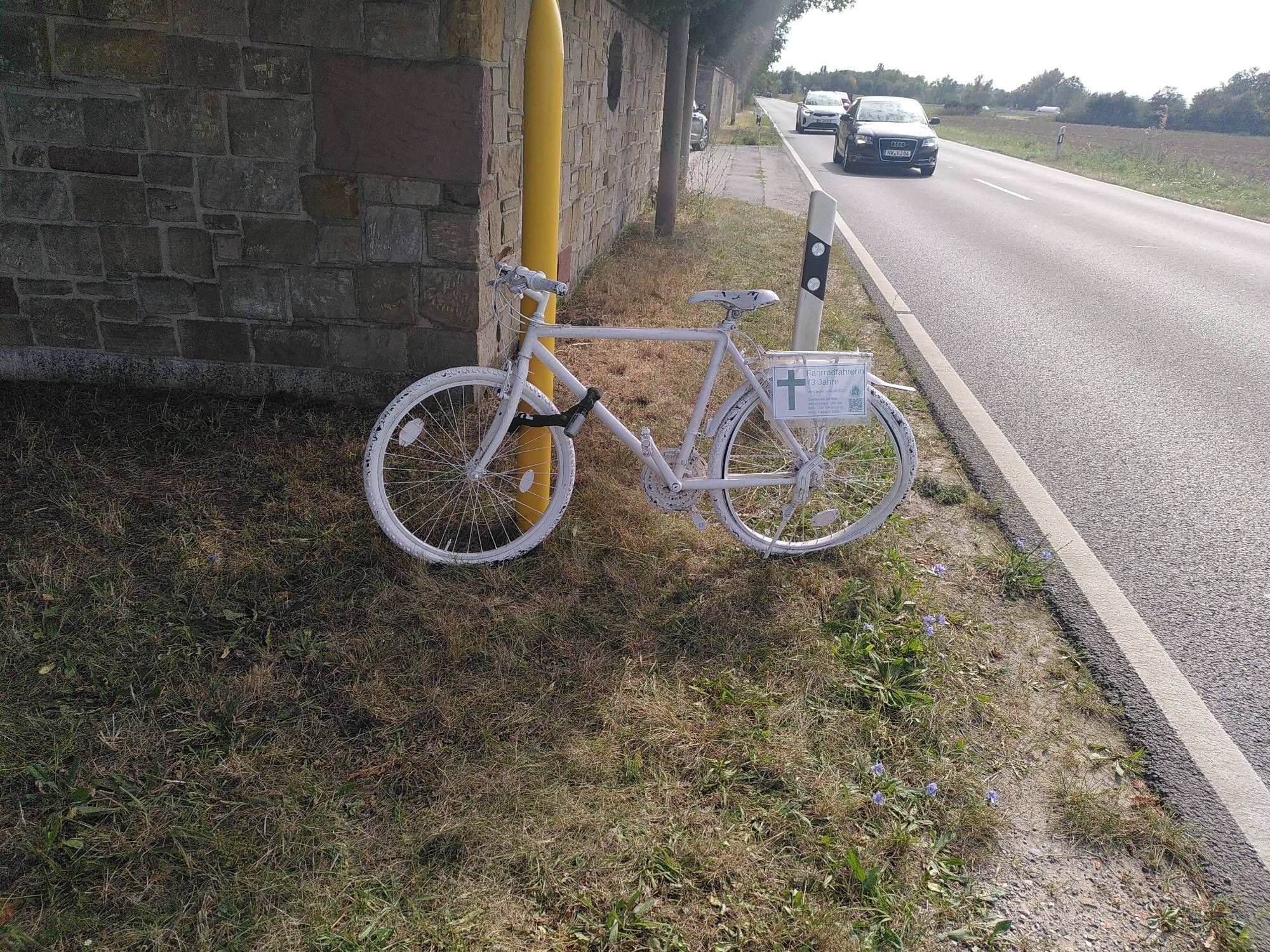 Detailfoto des ghostbikes. Das Hinterrad ist verzogen, aber das darf bei einen unfallrad so sein. Vor knapp einen Jahr als wir es aufgestellt haben war es natürlich in Ordnung