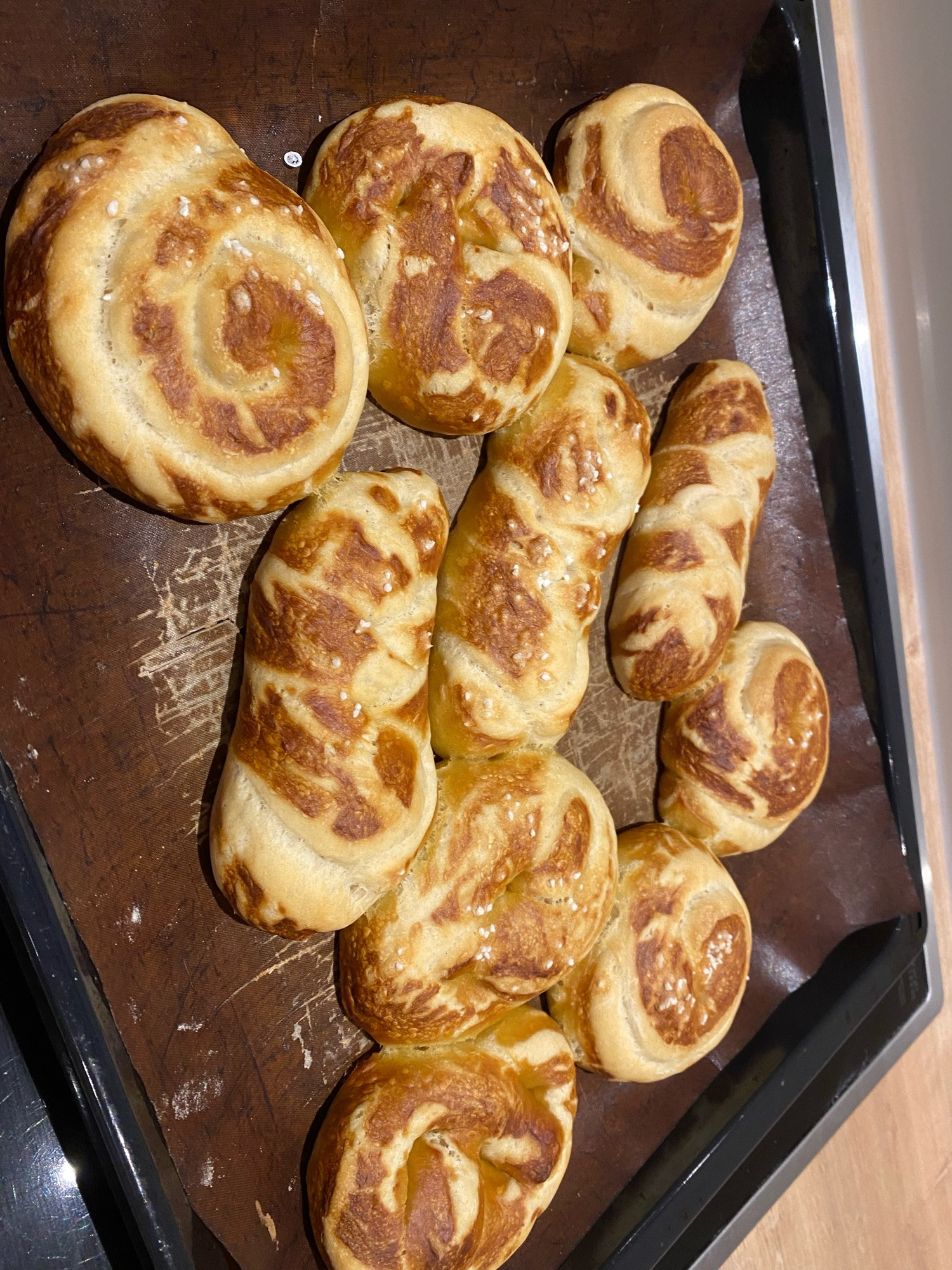 Frisches Laugengebäck noch auf dem Blech