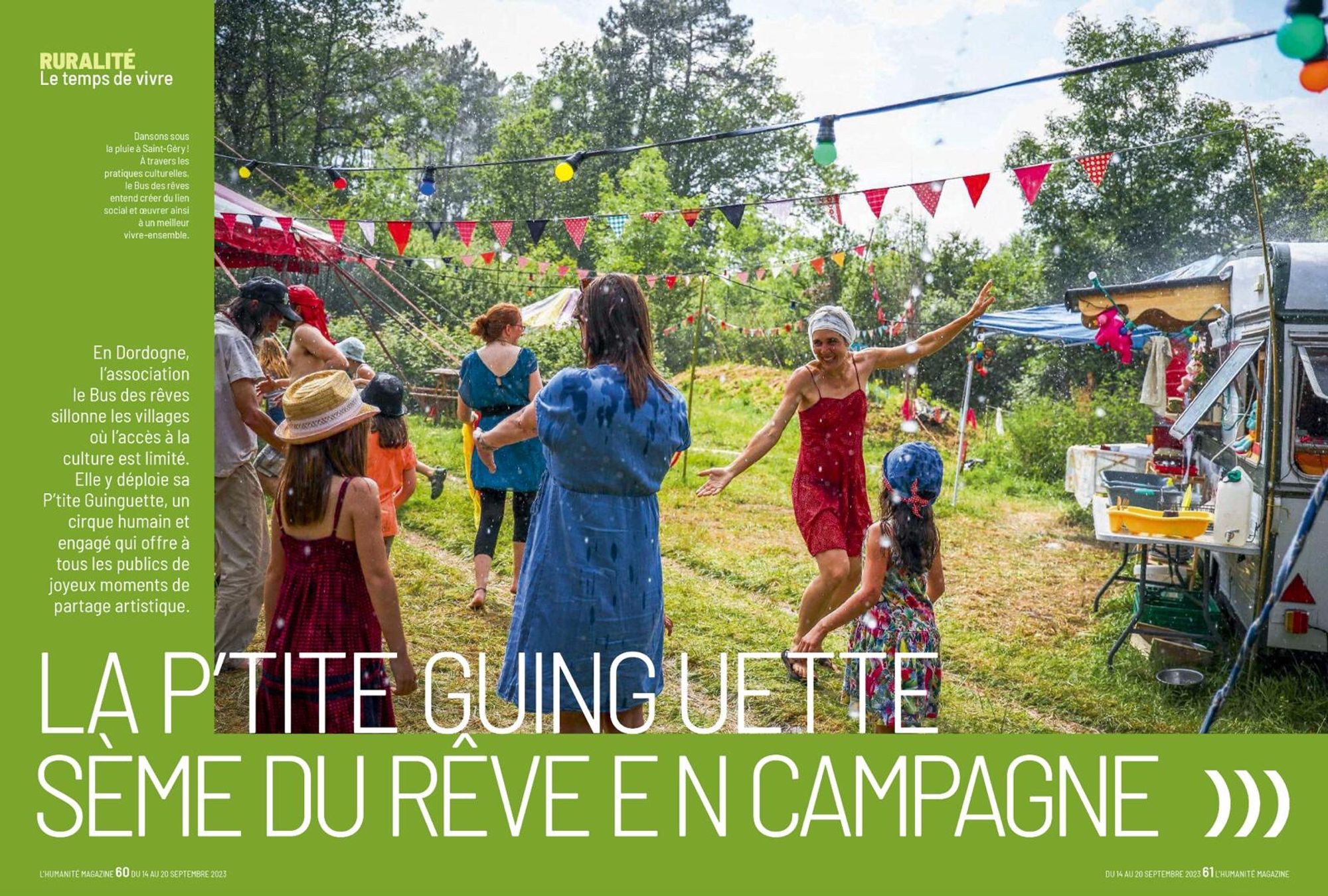 Personnes dansant dans une petite guinguette dans un village de Dordogne.