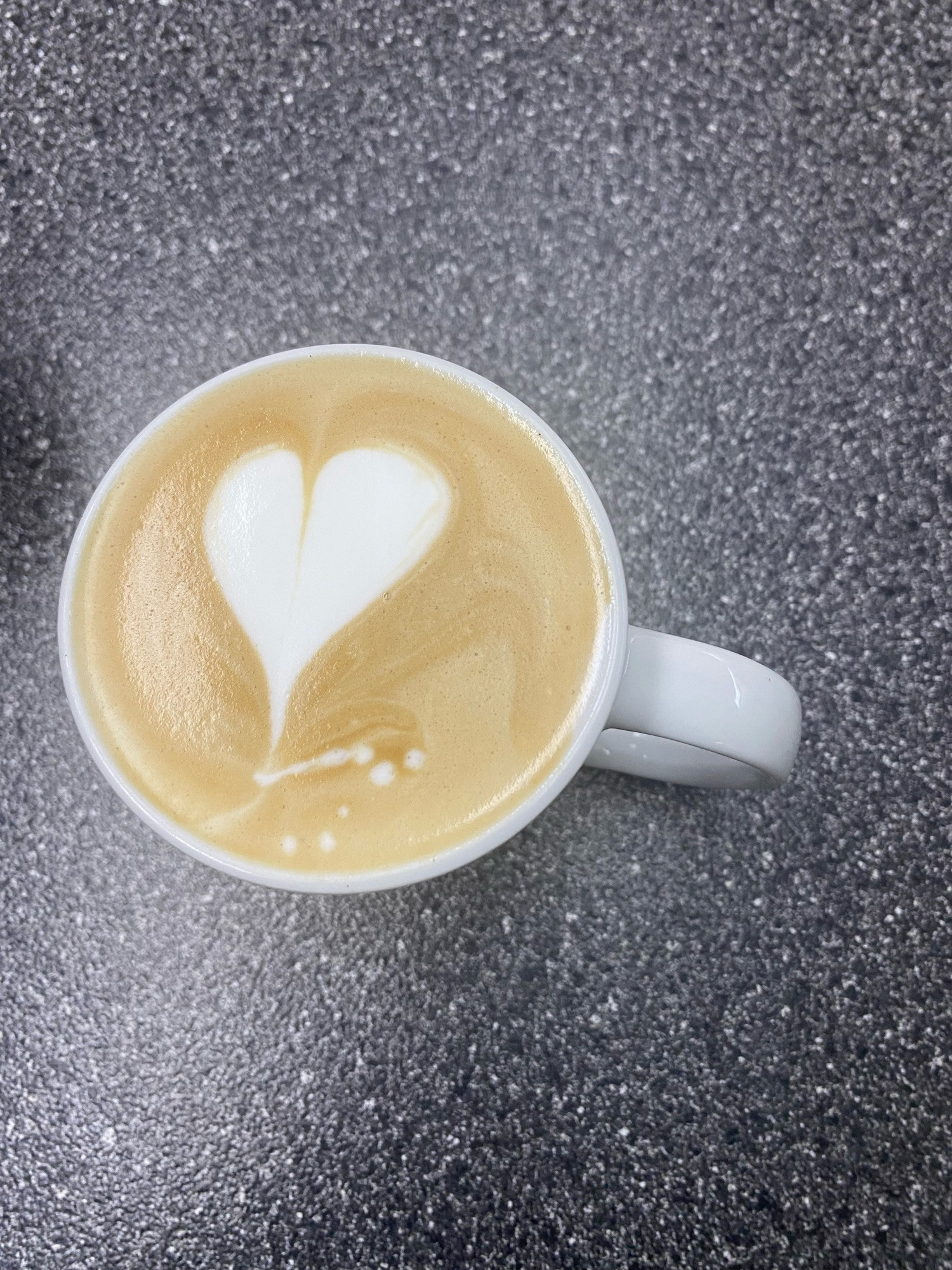 Café latte con corazón en arte latte