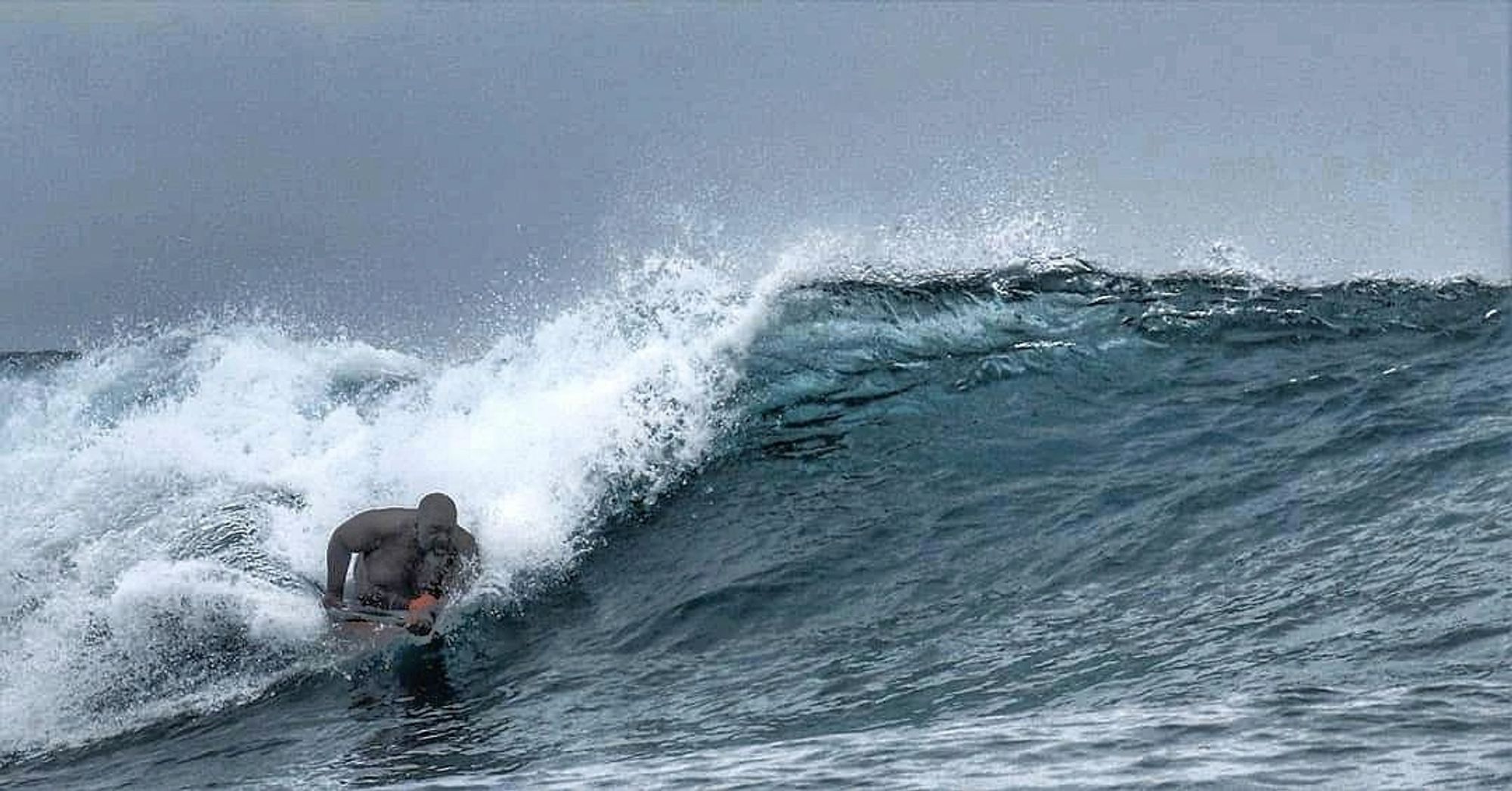 felipe b, um homem preto, de meia idade e fora do padrão, surfando uma onda secreta 16.000 km away from home (em português, longe pra caralho!) #fyp #indonesia #travel #indianocean #surfing #sumatra