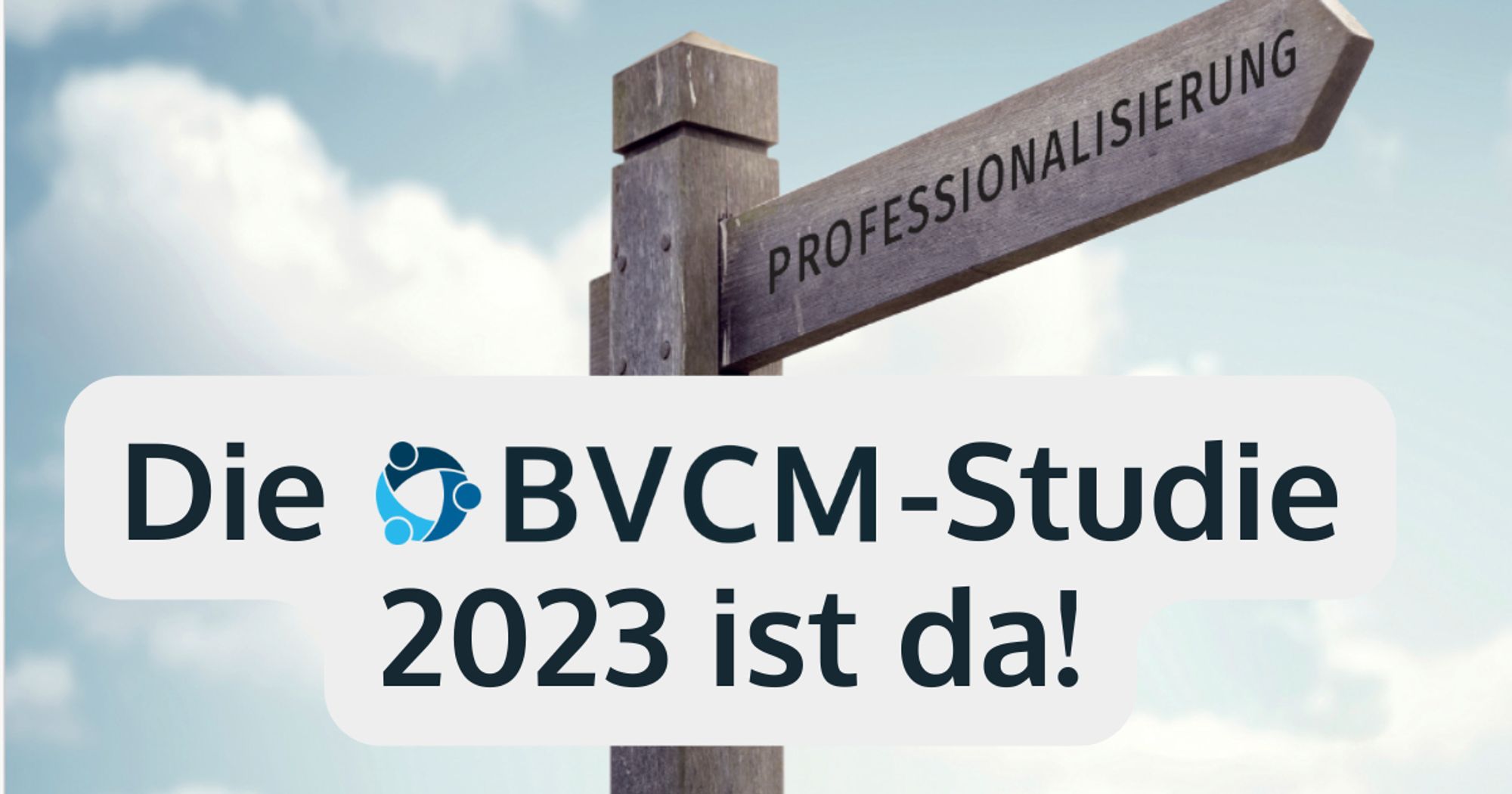 Symboldbild: Die BVCM-Studie 2023 ist da. Dahinter ein Wegweiser, der in Richtung Professionalisierung zeigt.