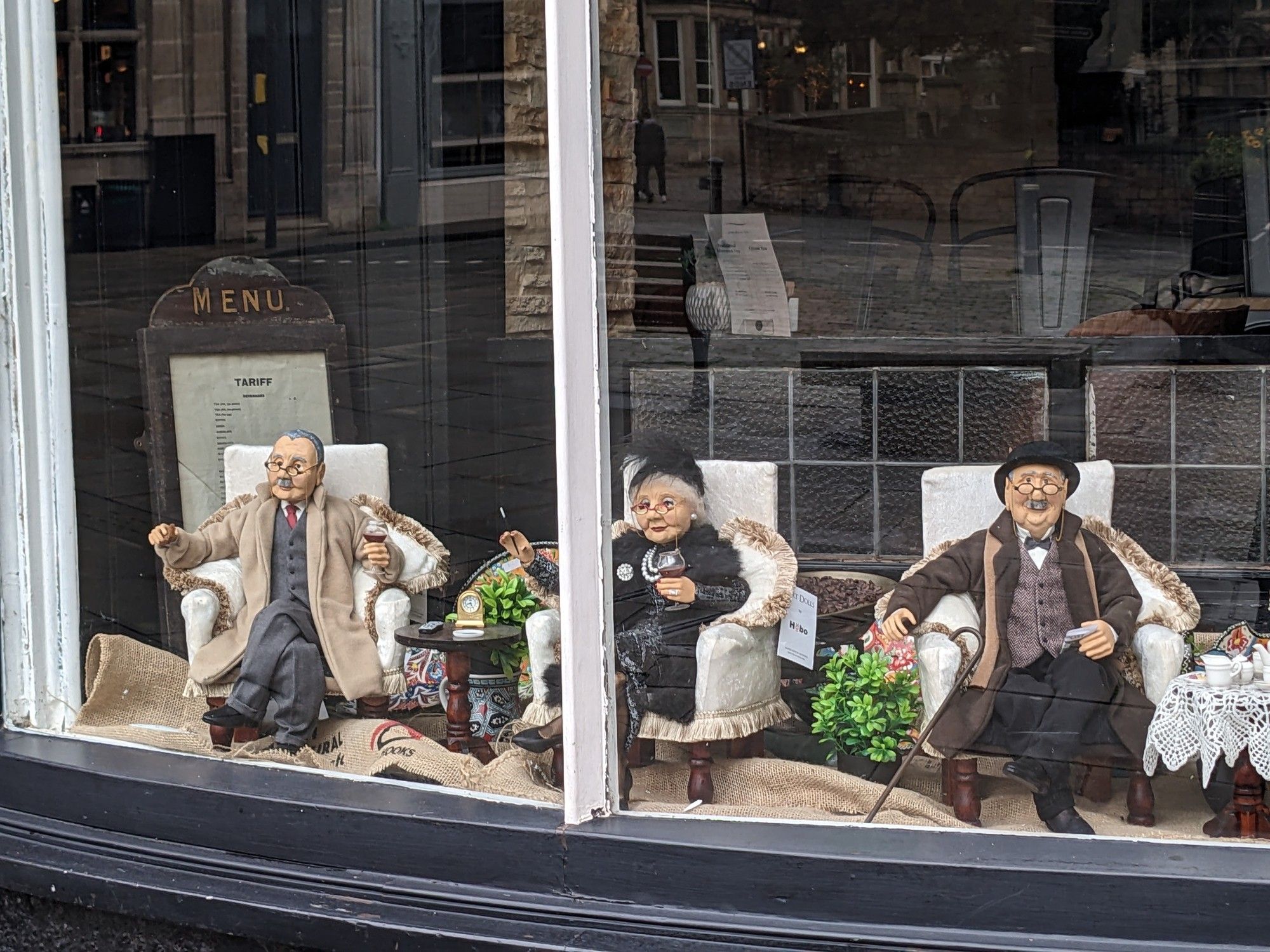 Alte Leute Figuren im Schaufenster eines Teeladens