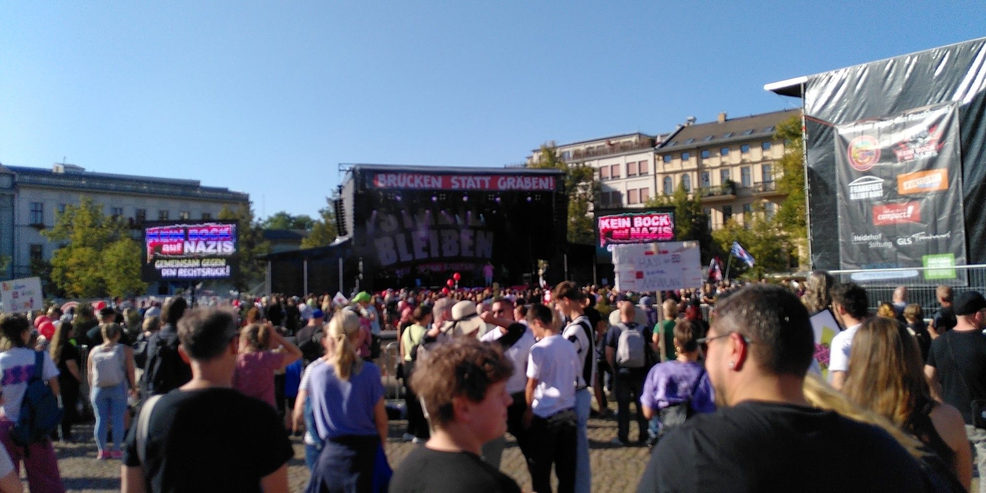 Bühne & Publikum beim keinbockaufnazis Konzert in Potsdam