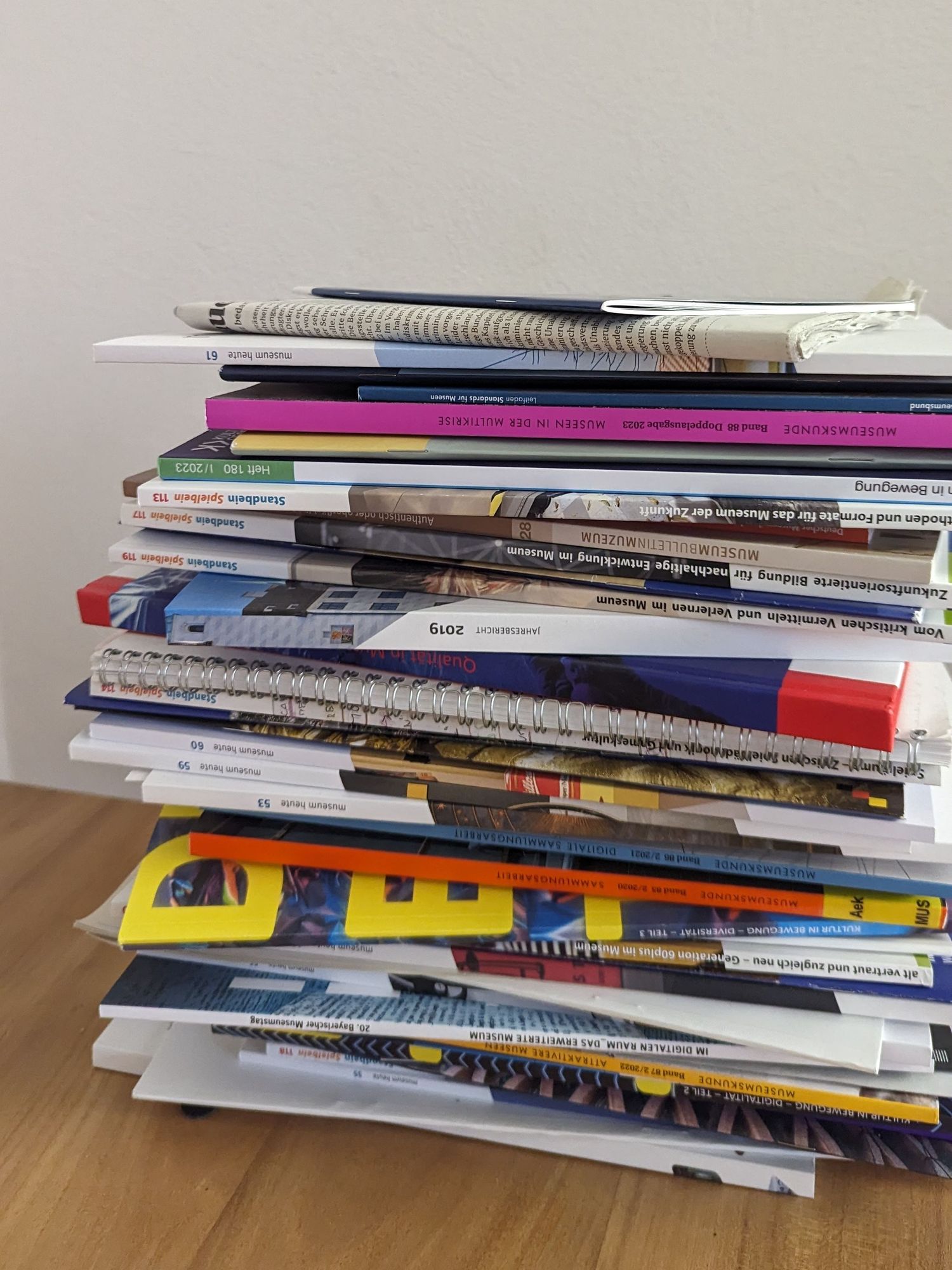 Stapel von Zeitschriften auf einer Tischplatte