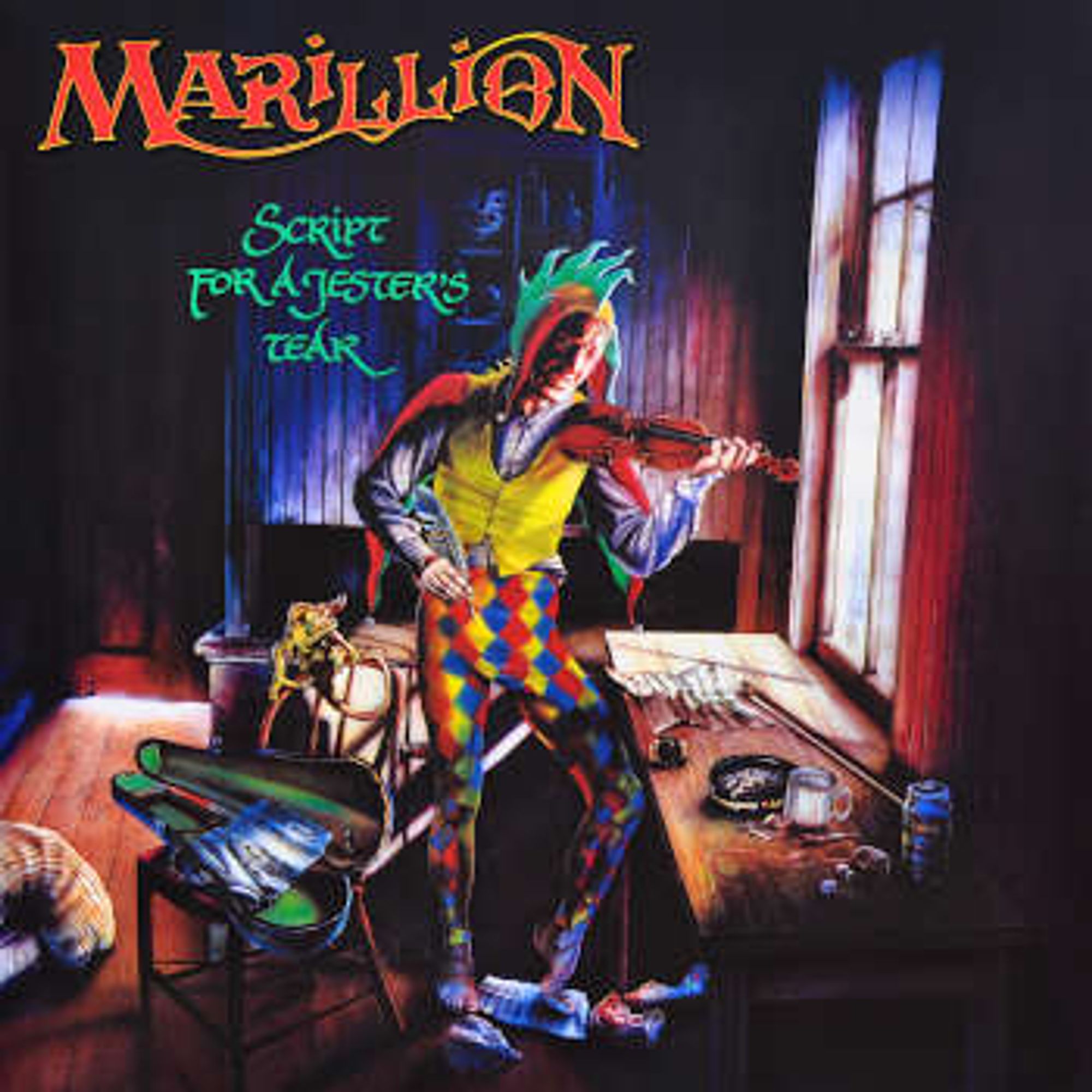 Ein Narr mit Geige steht in einem Zimmer. Cover des Albums Script for A Jesters Tear von Marillion