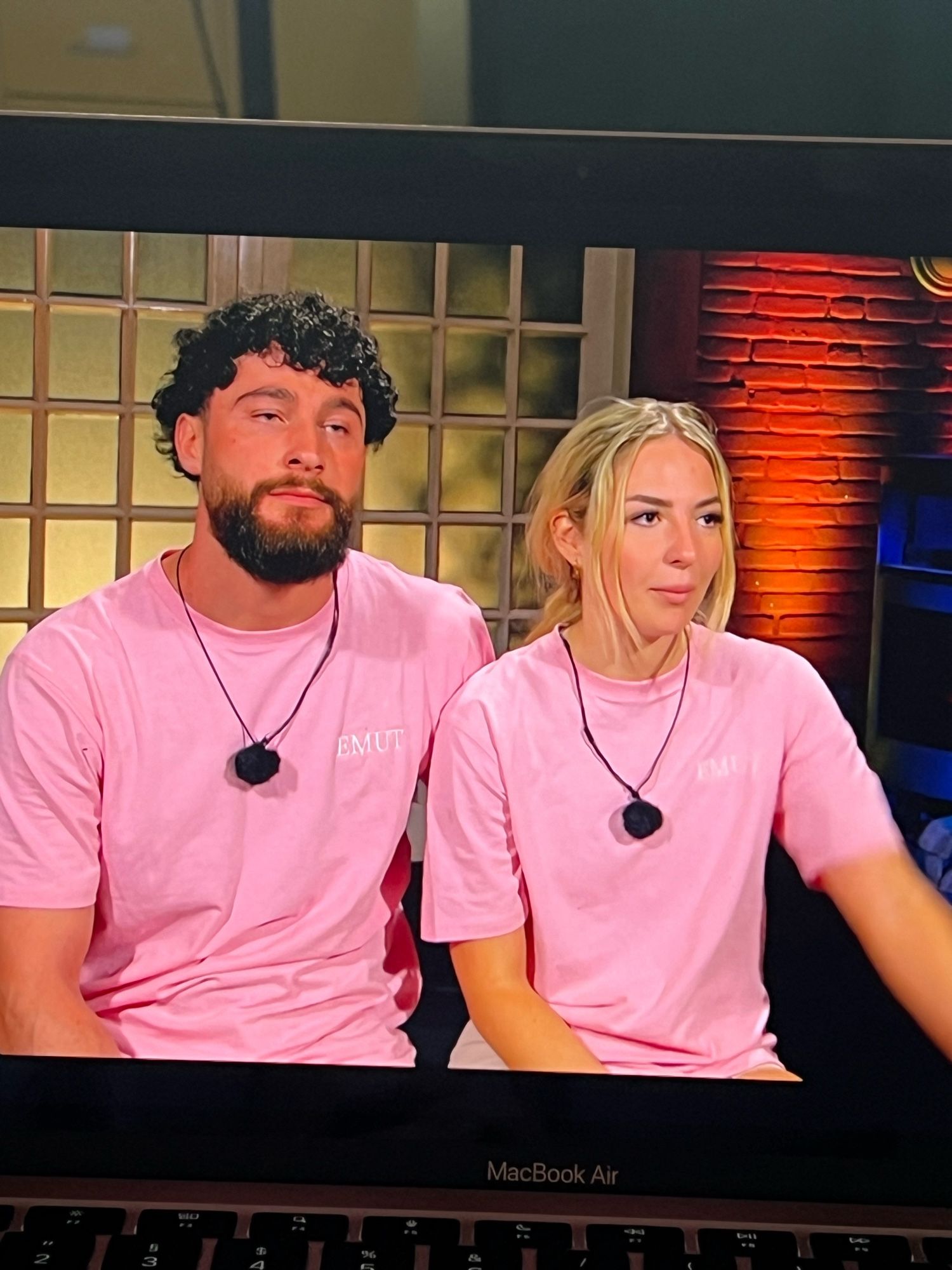 umut und emma aus dem sommerhaus der stars in ihren coolen emut tshirts