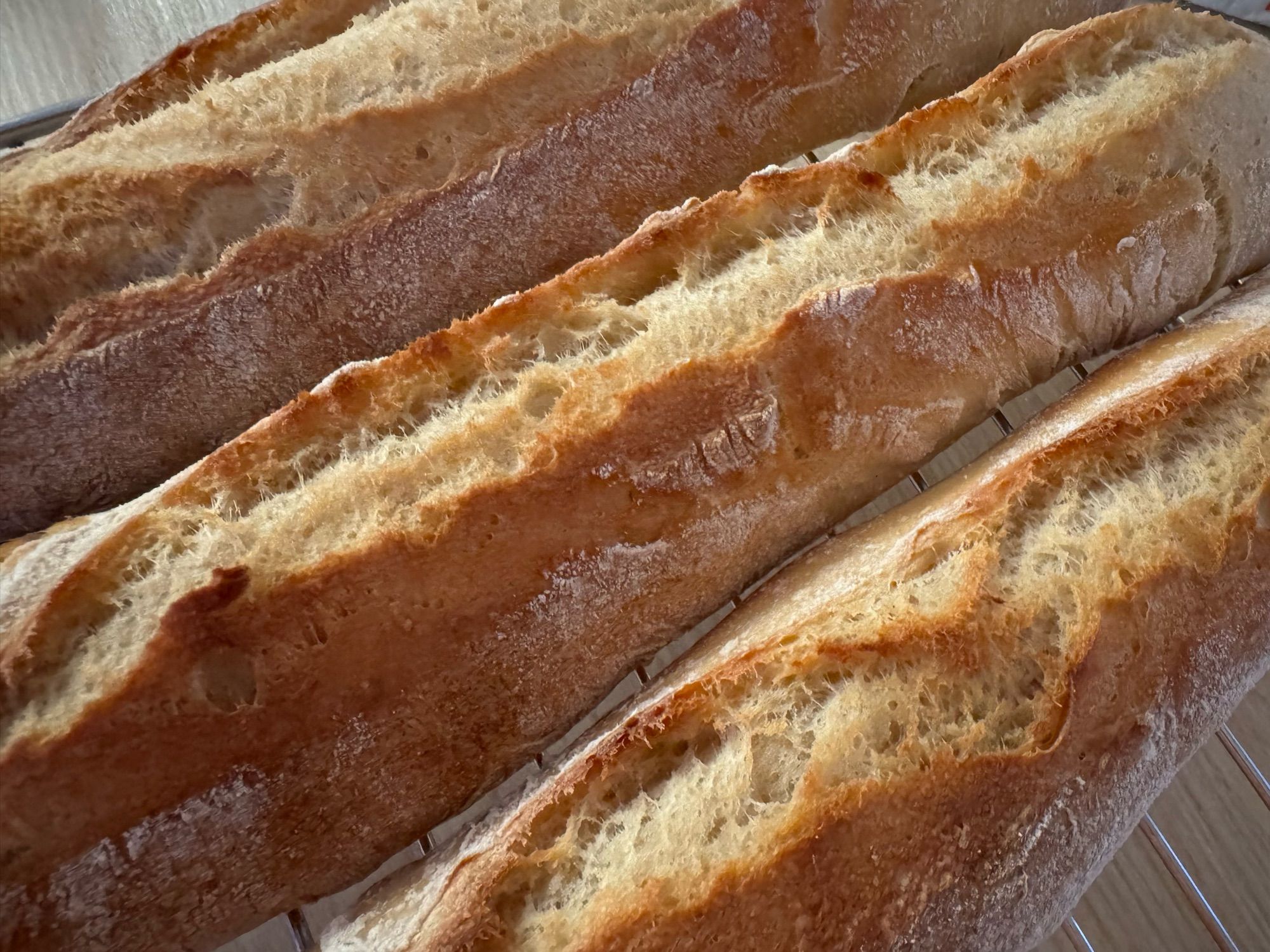 Knusprige Baguette auf einem Abkühlgitter