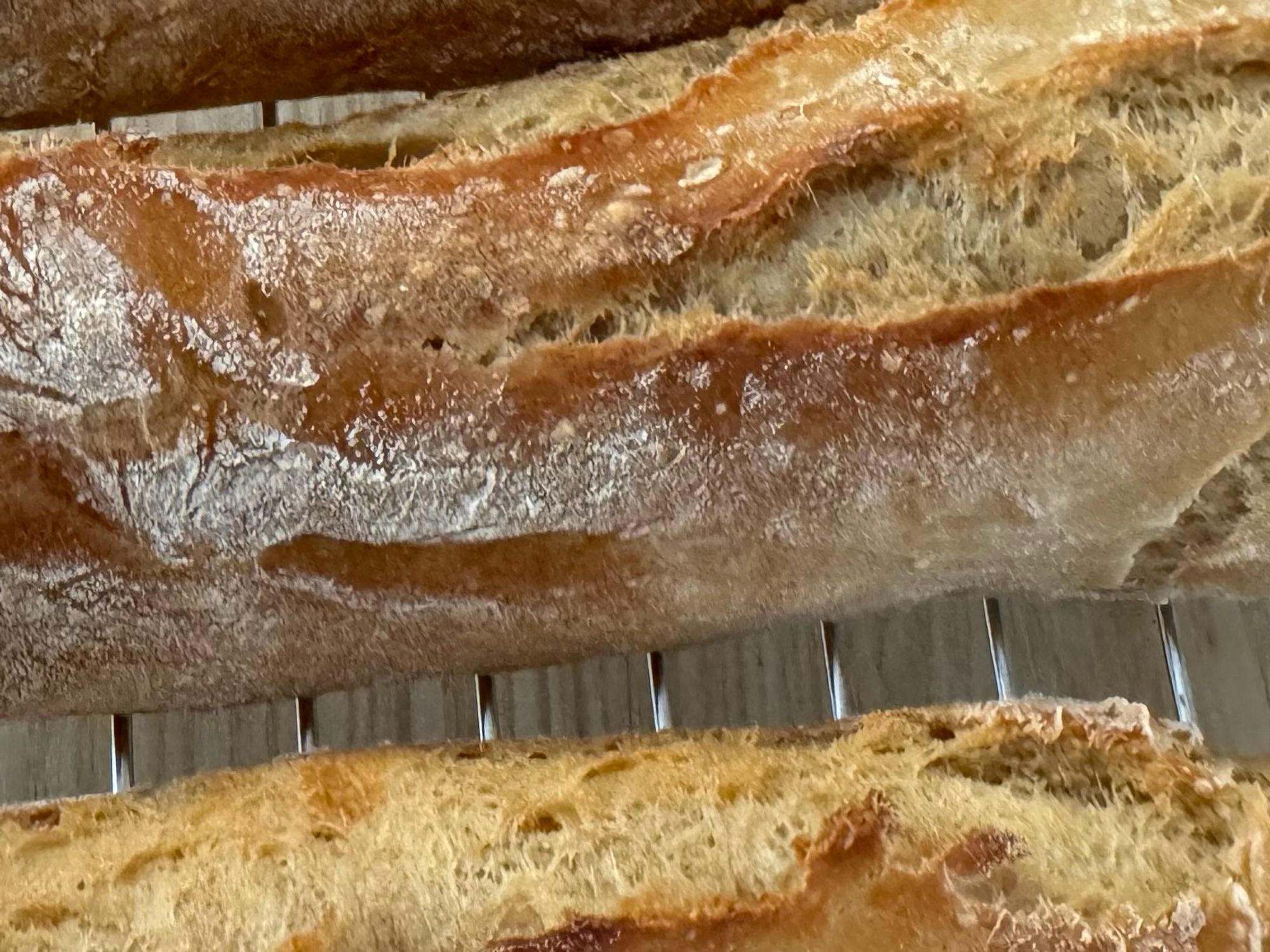 Rustikale Baguette auf einem Abkühlgitter.