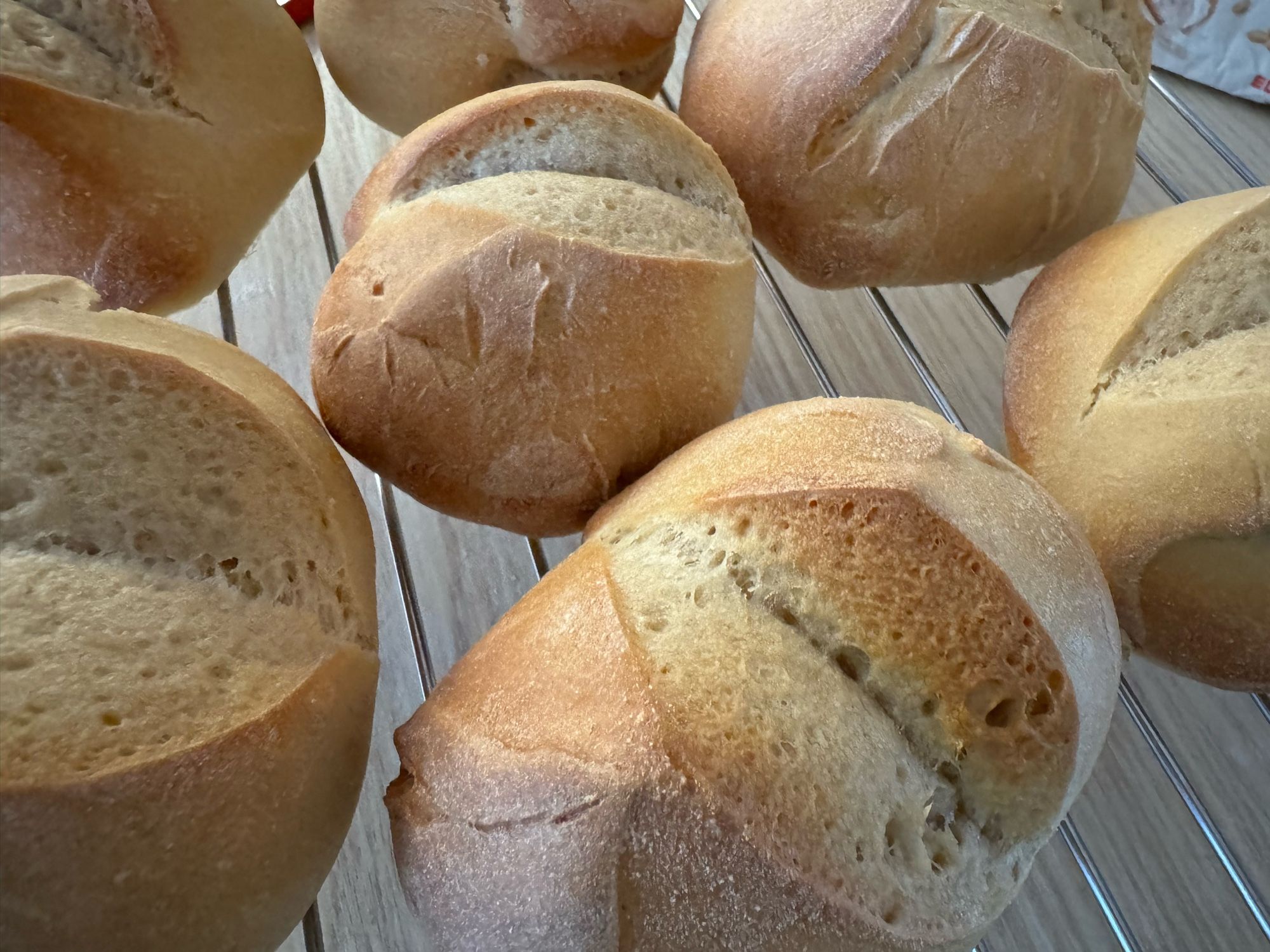 Brötchen auf einem Abkühlgitter