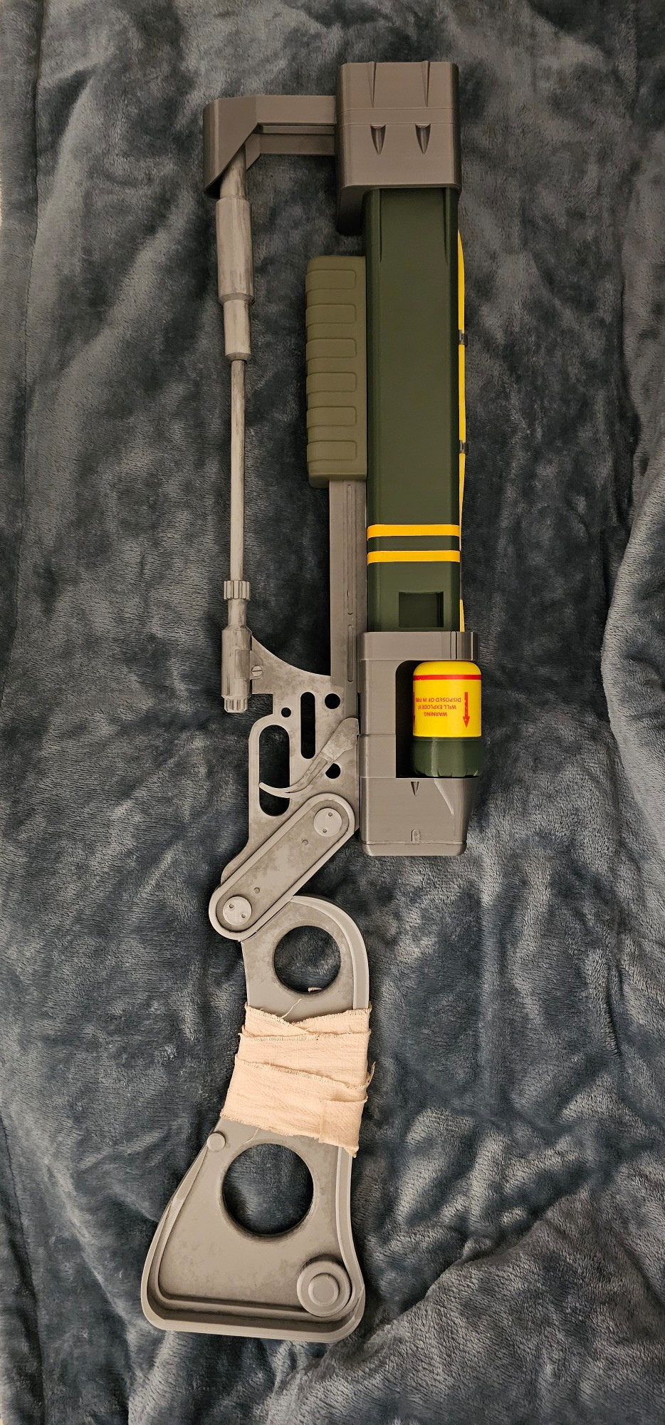 The laser rifle using the fusion cell of photo #1, also 3D printed. The biggest piece of this took 29 hours to print.